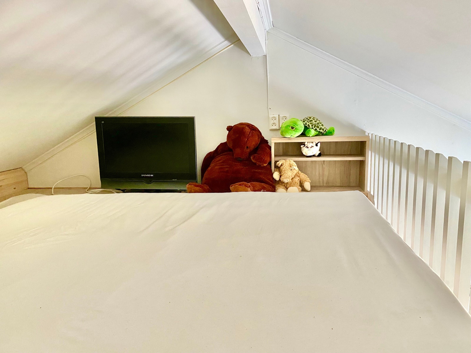 Hems med god soveplass til to. Madrassmål: 180x200cm Galleribilde