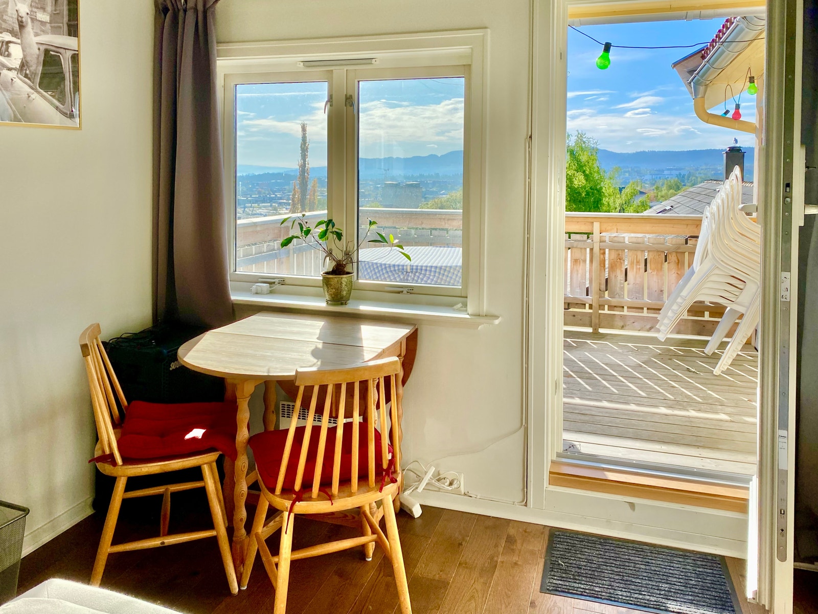 Stue med spiseplass og utgang til takterrasse Galleribilde