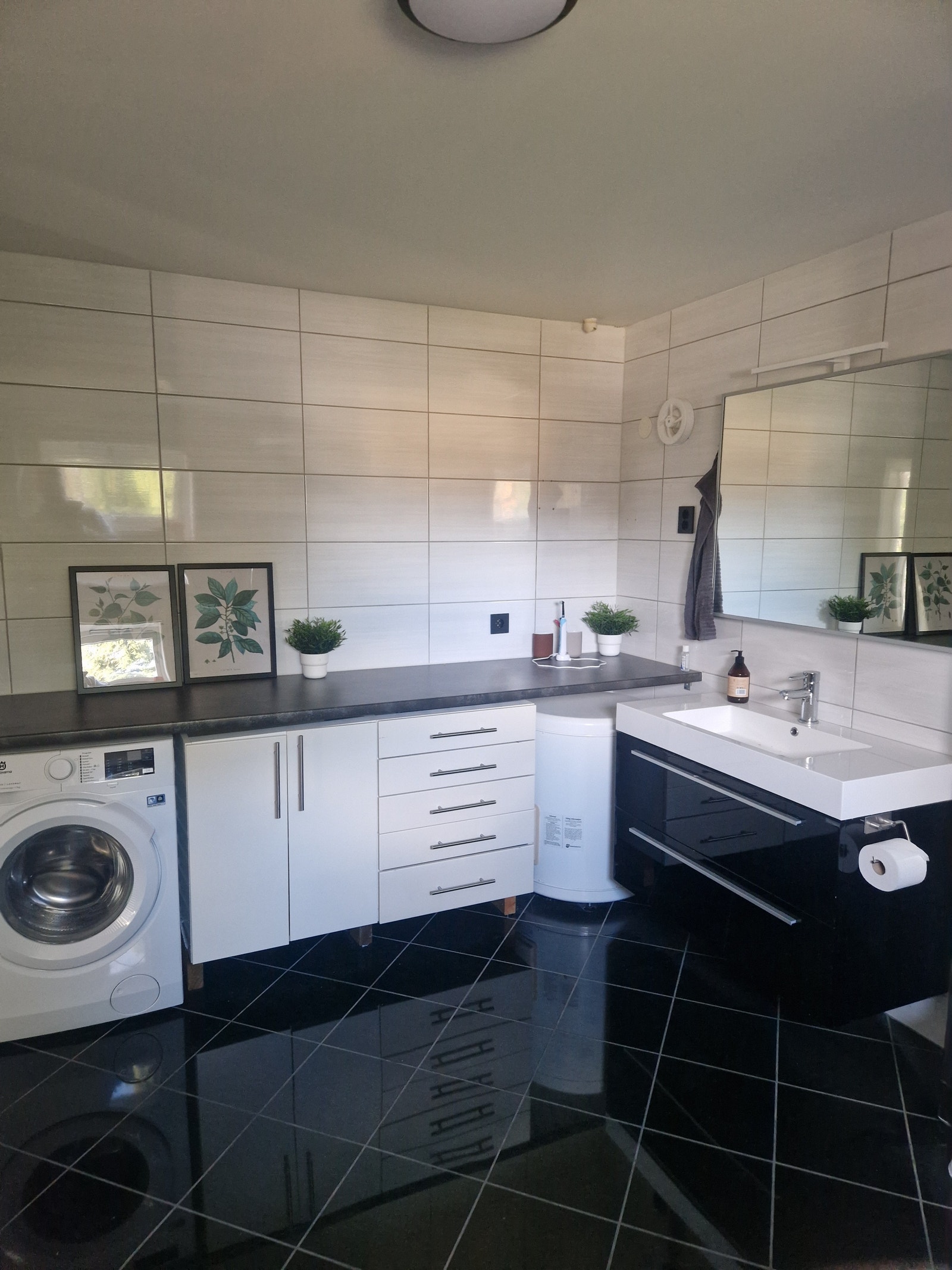 Stort bad m/vaskemaskin Galleribilde