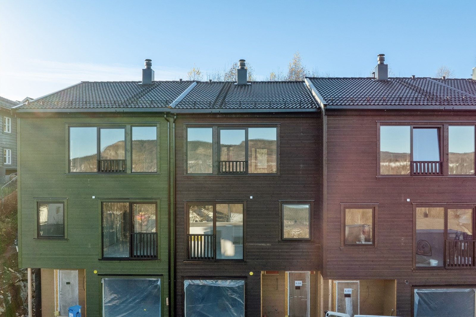 Rekke K ligger innerst i blindvei. Direkte adkomst fra garasje og inn i bolig. Stue og kjøkken i 3.etasje med utgang til terrasse og hage med kveldsol. Galleribilde