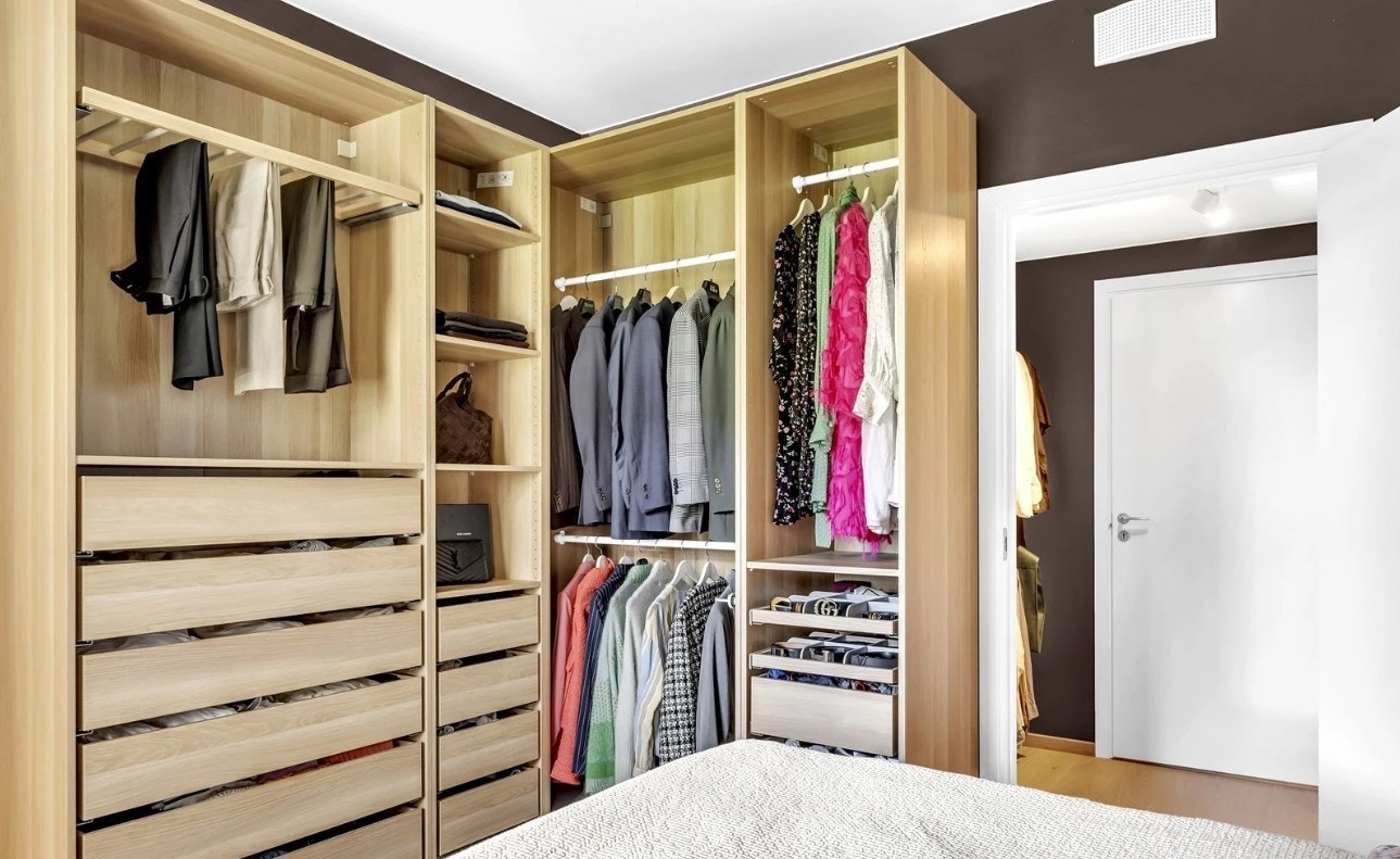 Godt med skapplass på hovedsoverom, samt walk-in-closet før bad. Galleribilde