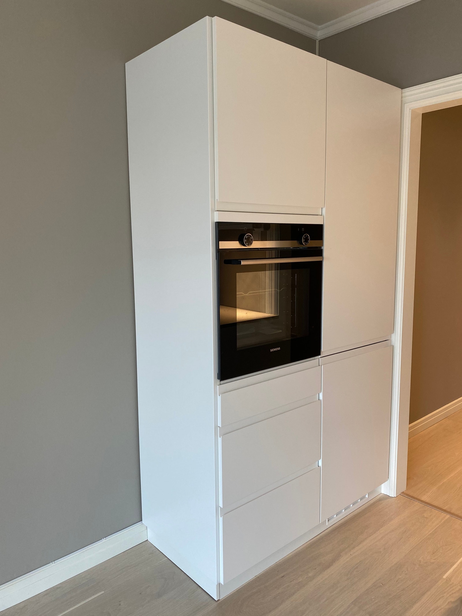 Kjøkken med innebygget hvitevarer Galleribilde