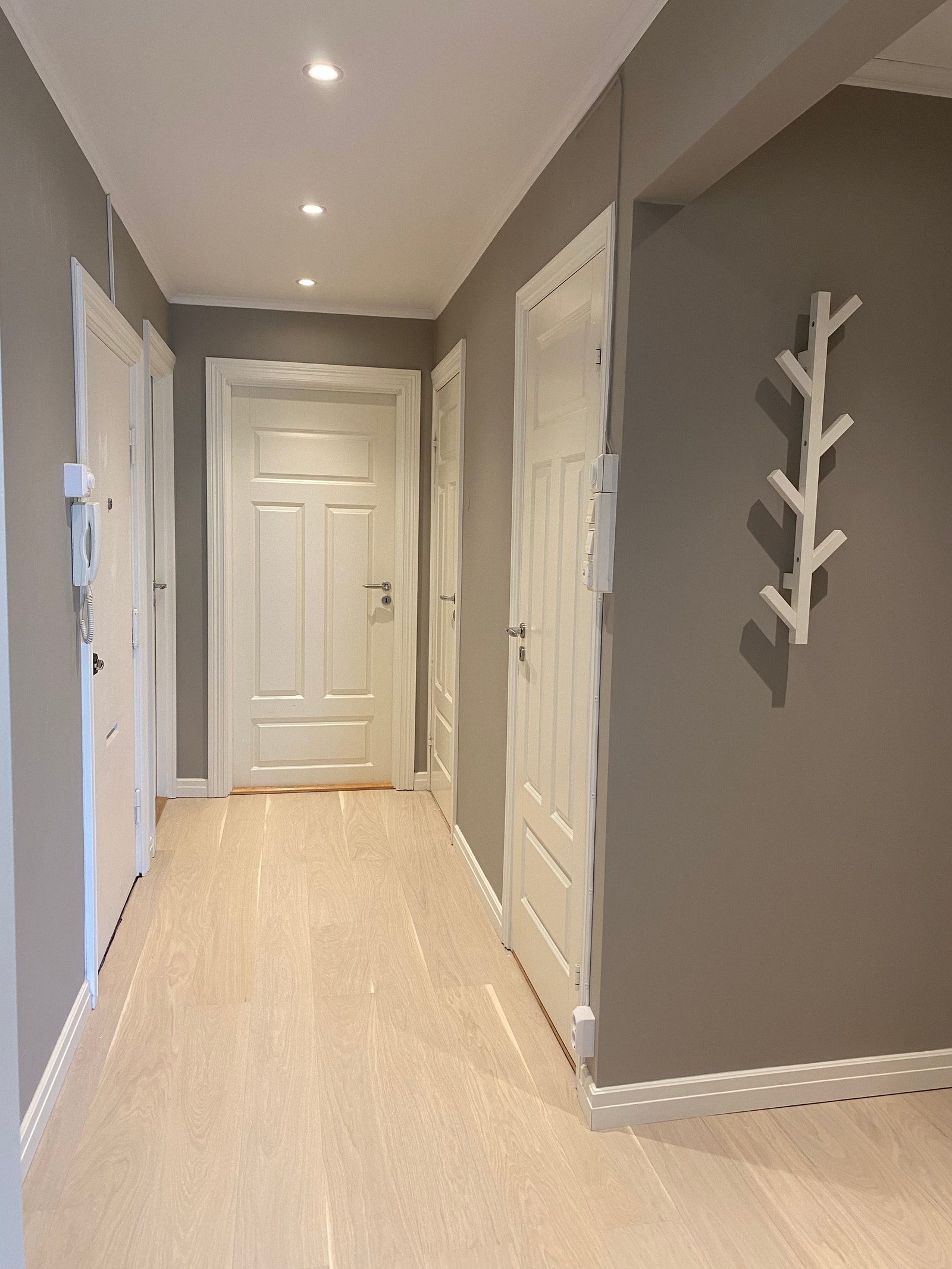 Gang med garderobe Galleribilde