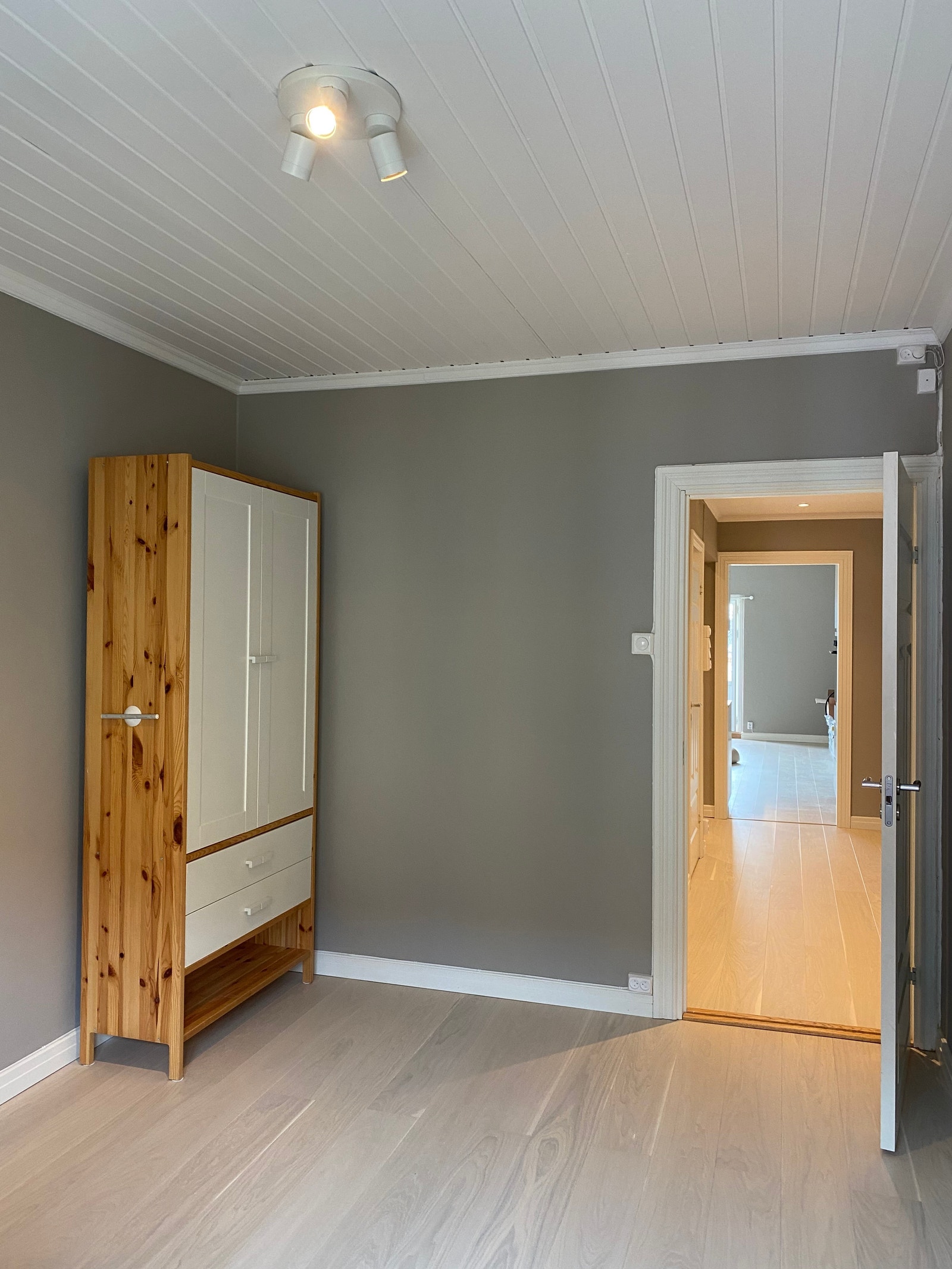 Soverom 1 - plass til 180 seng pluss kontorpult og garderobeskap ca 12kvm Galleribilde