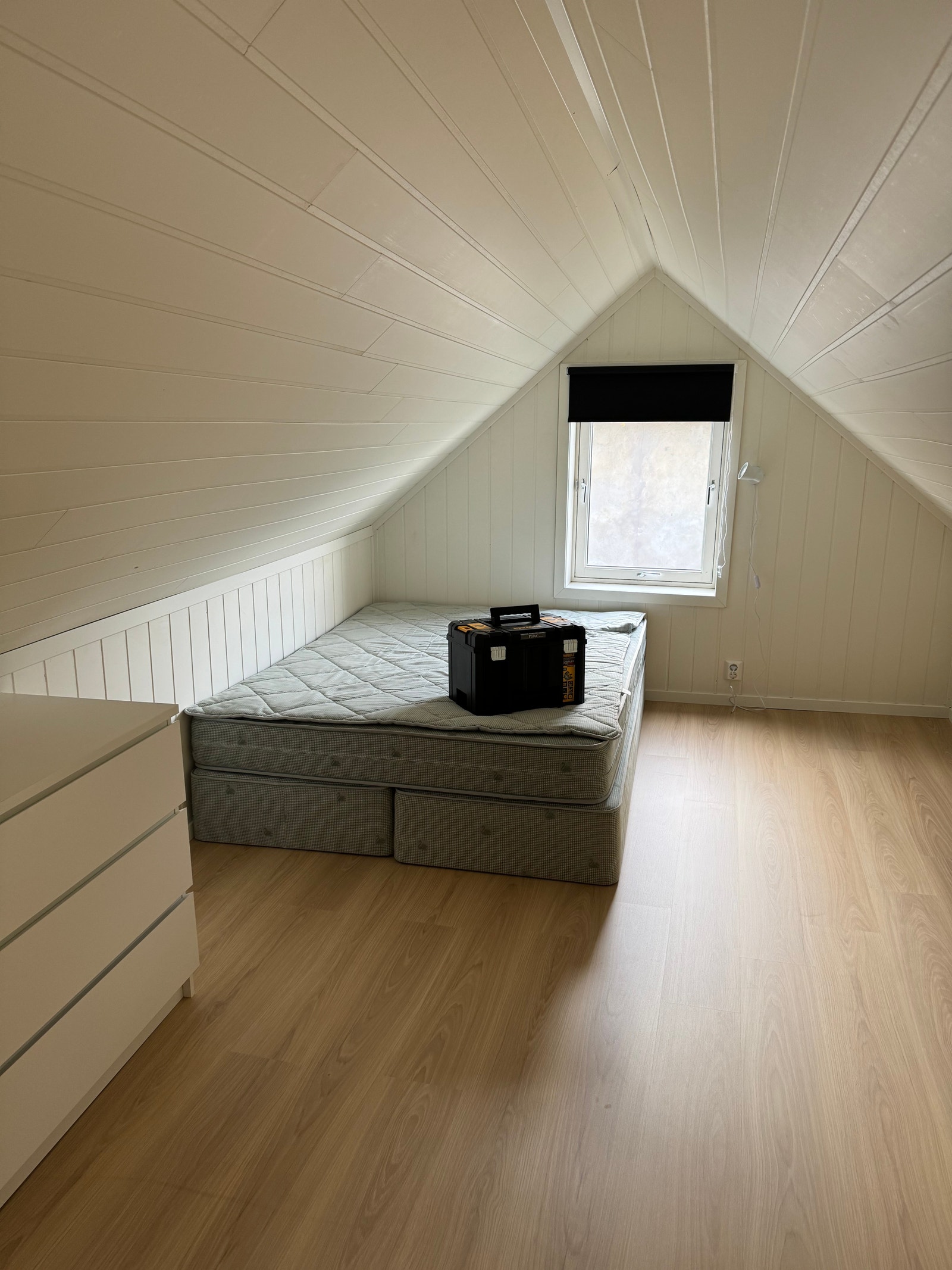 Rom 6 UTLEID: 2 etasje, 12kvm 200cm takhøyde. Galleribilde