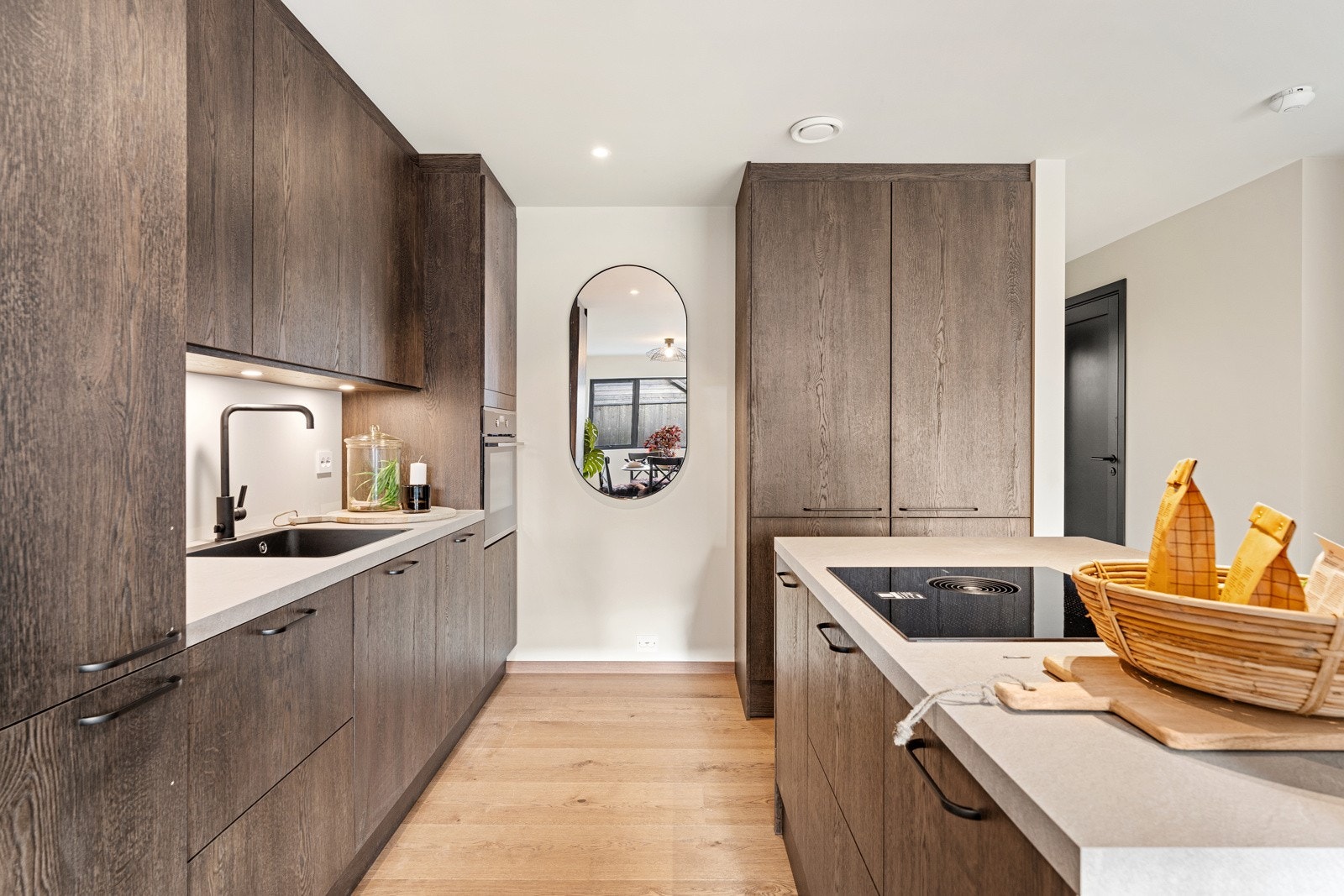 Kjøkkenøy gir godt med benkeplass. Galleribilde