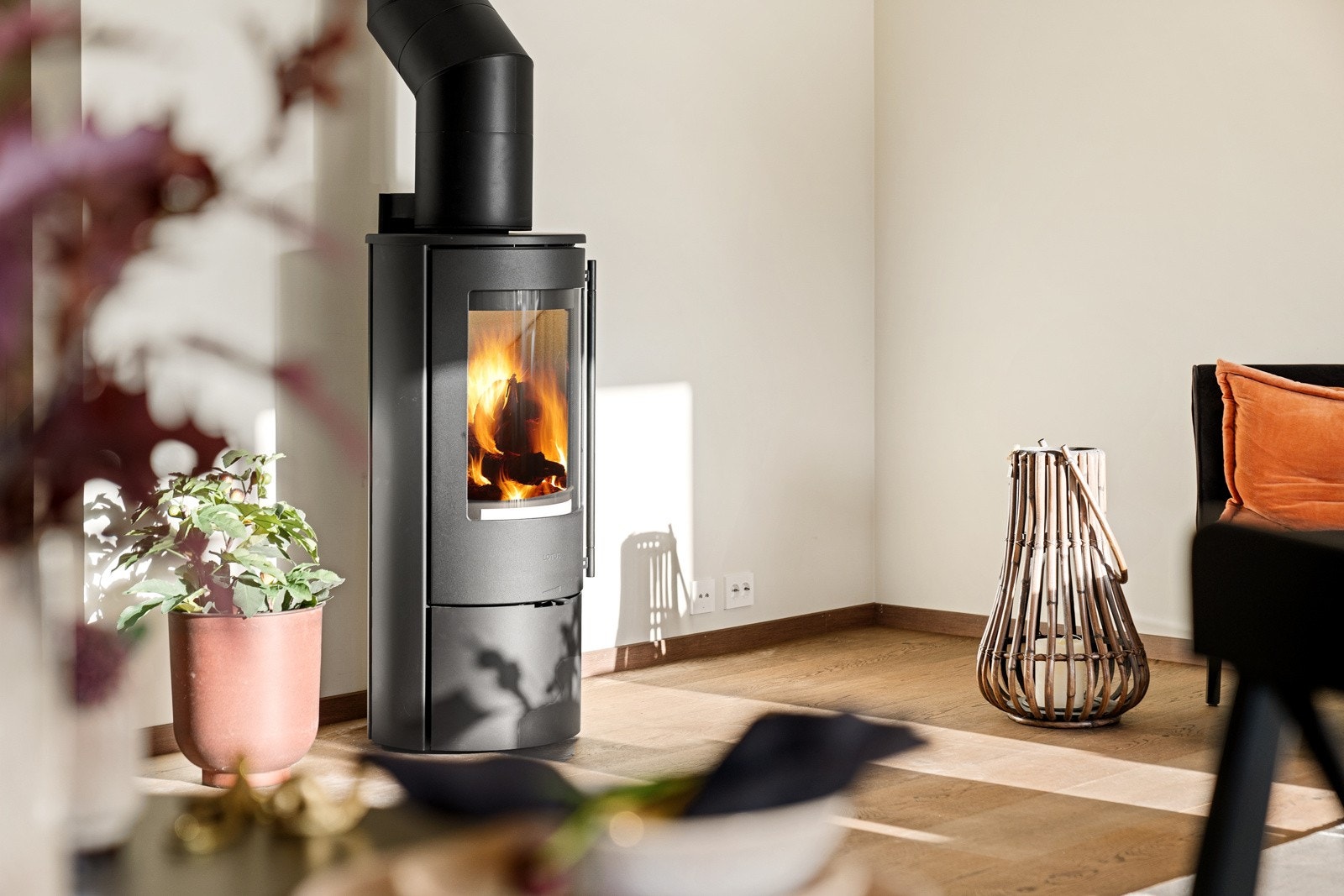 Vedfyring er deilig på mørke høstkvelder. Galleribilde