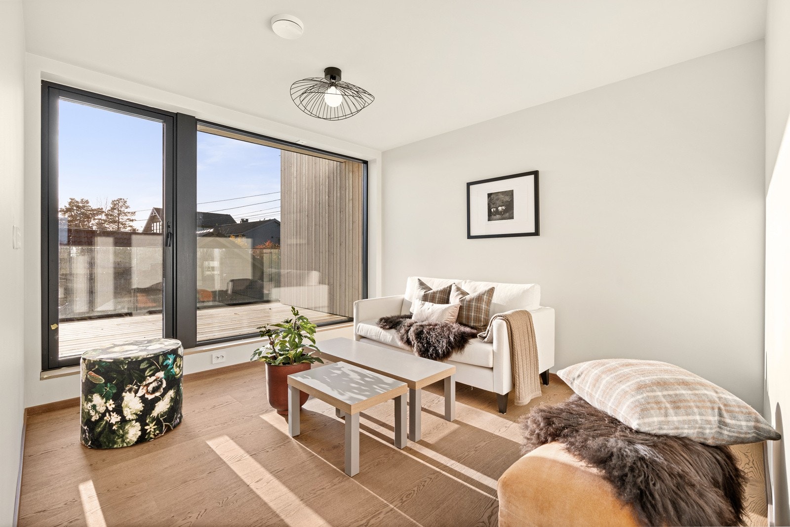 Stua i andre etasje. Utgang til solrik veranda fra denne. Galleribilde