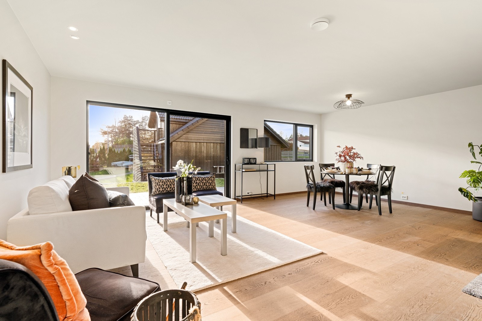 Terrasse og plen rett ut for stua. Galleribilde