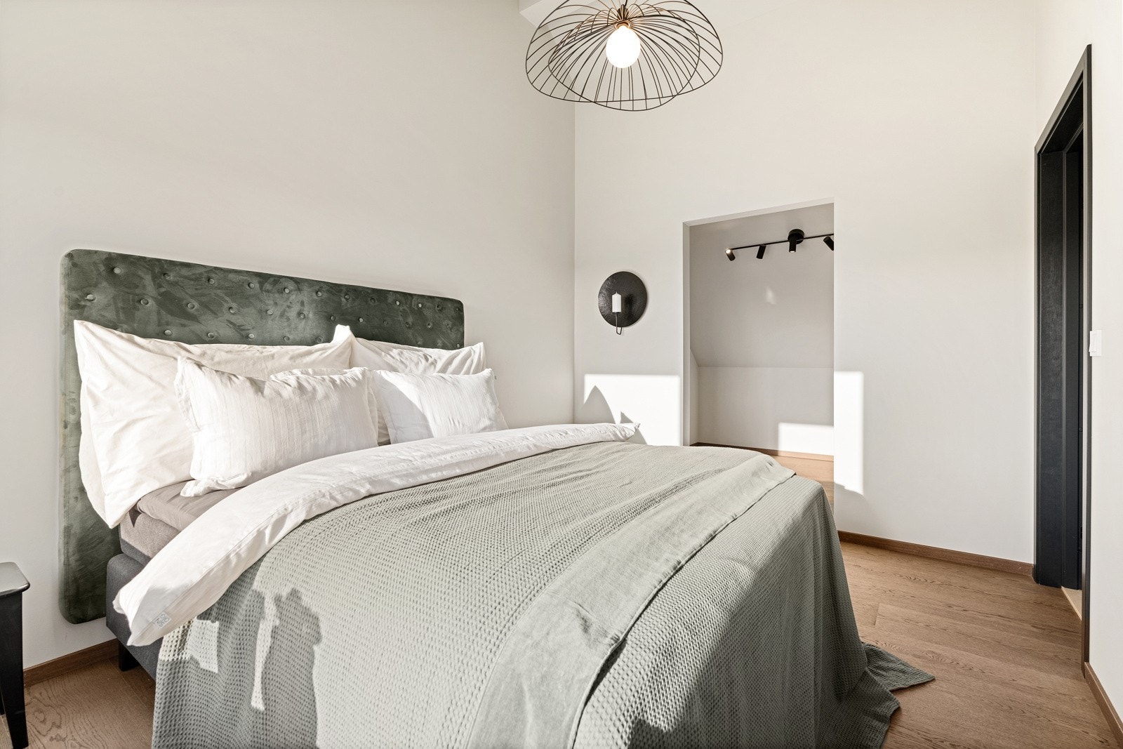 Soverommet har egen walk-in garderobe. Galleribilde