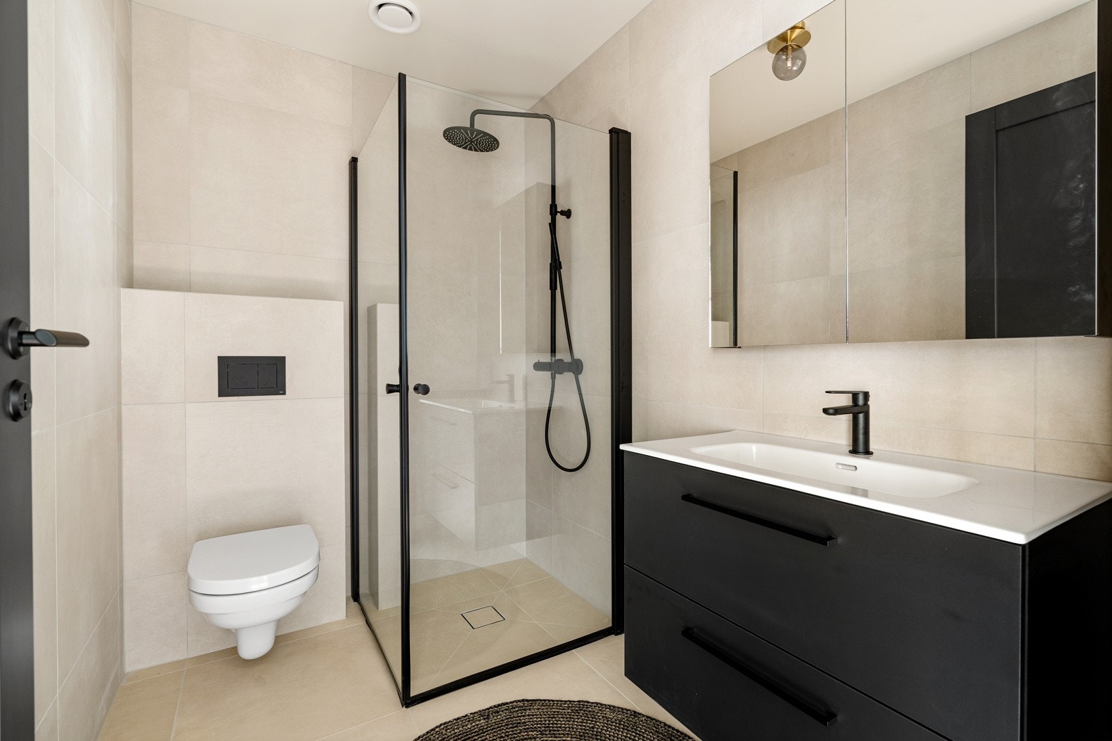 Bad i andre etasje. Flotte flislagte overflater. Galleribilde