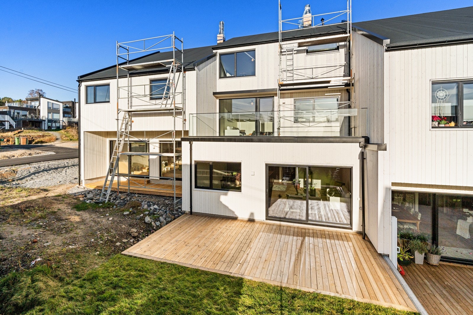 Flott oppgradert rekkehus med nærhet til Lillesand sentrum. Fire soverom og to stuer. Galleribilde