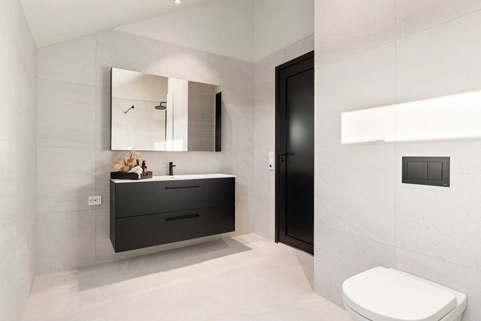 Bad i øverste etasje. Flotte flislagte overfalter også her. Galleribilde