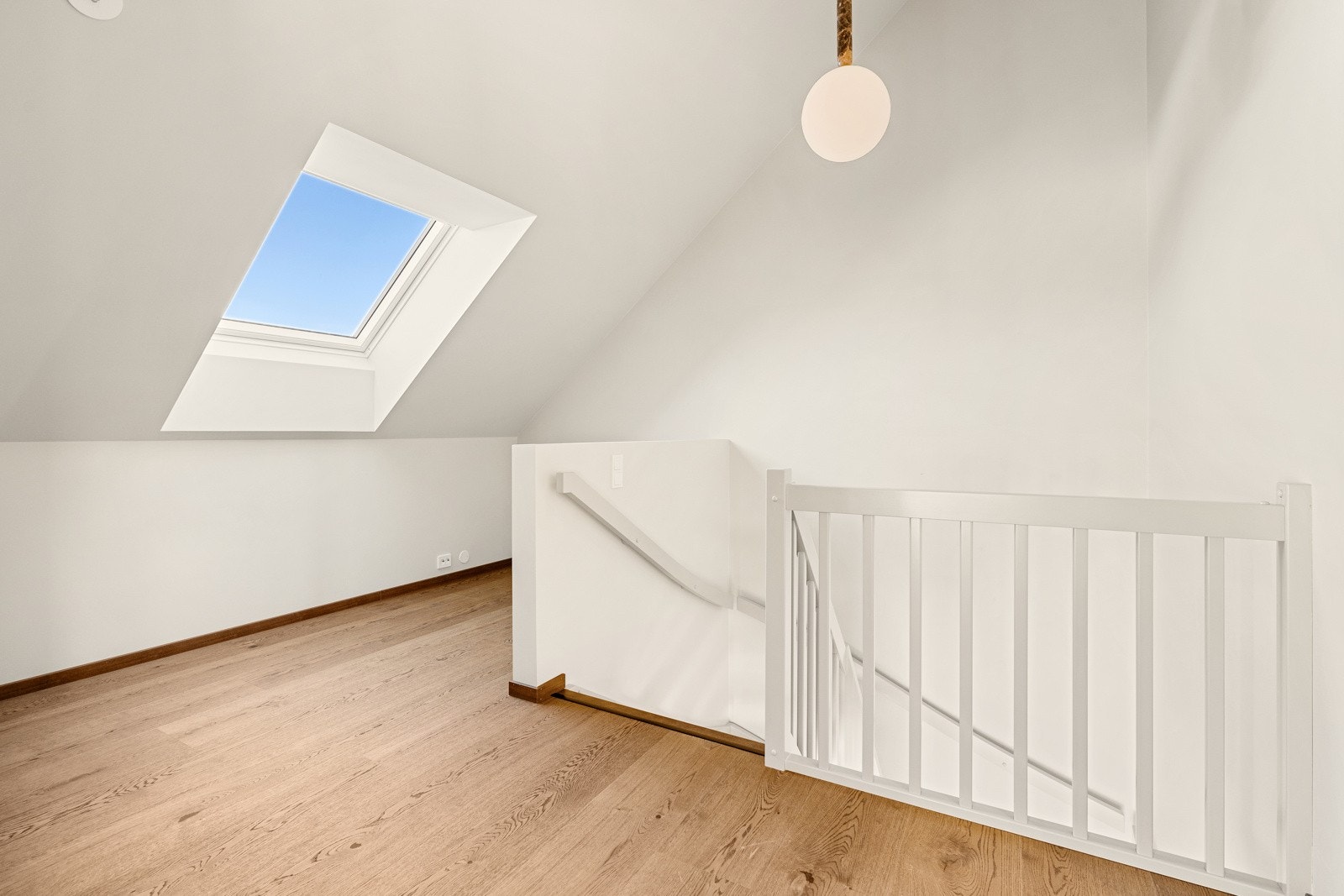 Den øvre etasjen. Takvinduer gir godt lys. Galleribilde