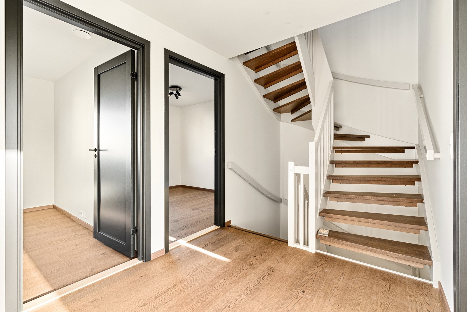 I andre etasje finner man tre soverom, bad og stue. Galleribilde