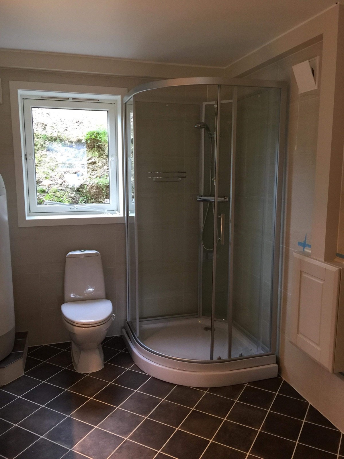 Bad med vindu ut mot hage. Galleribilde