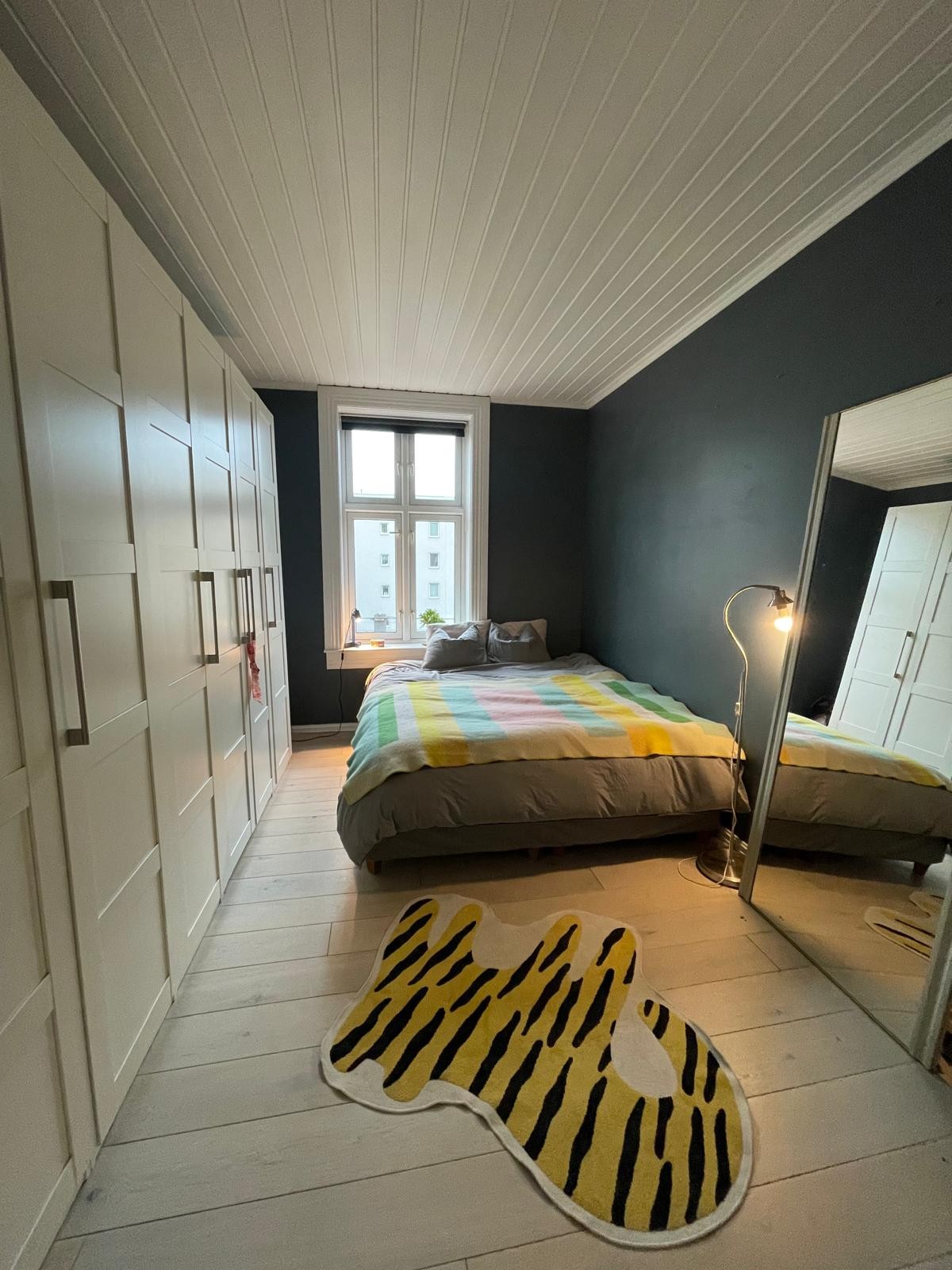 Et godt soverom med rikelig av skapplass. Galleribilde