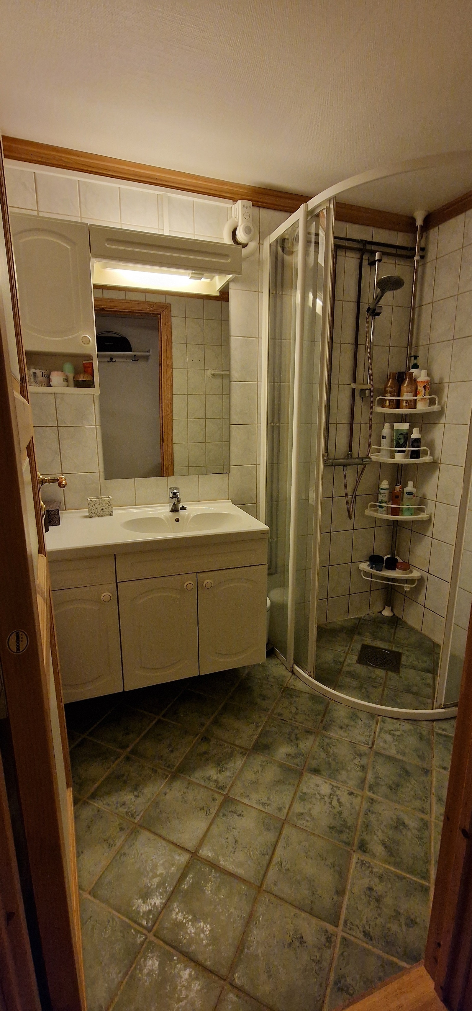 Bad med vask og dusj Galleribilde