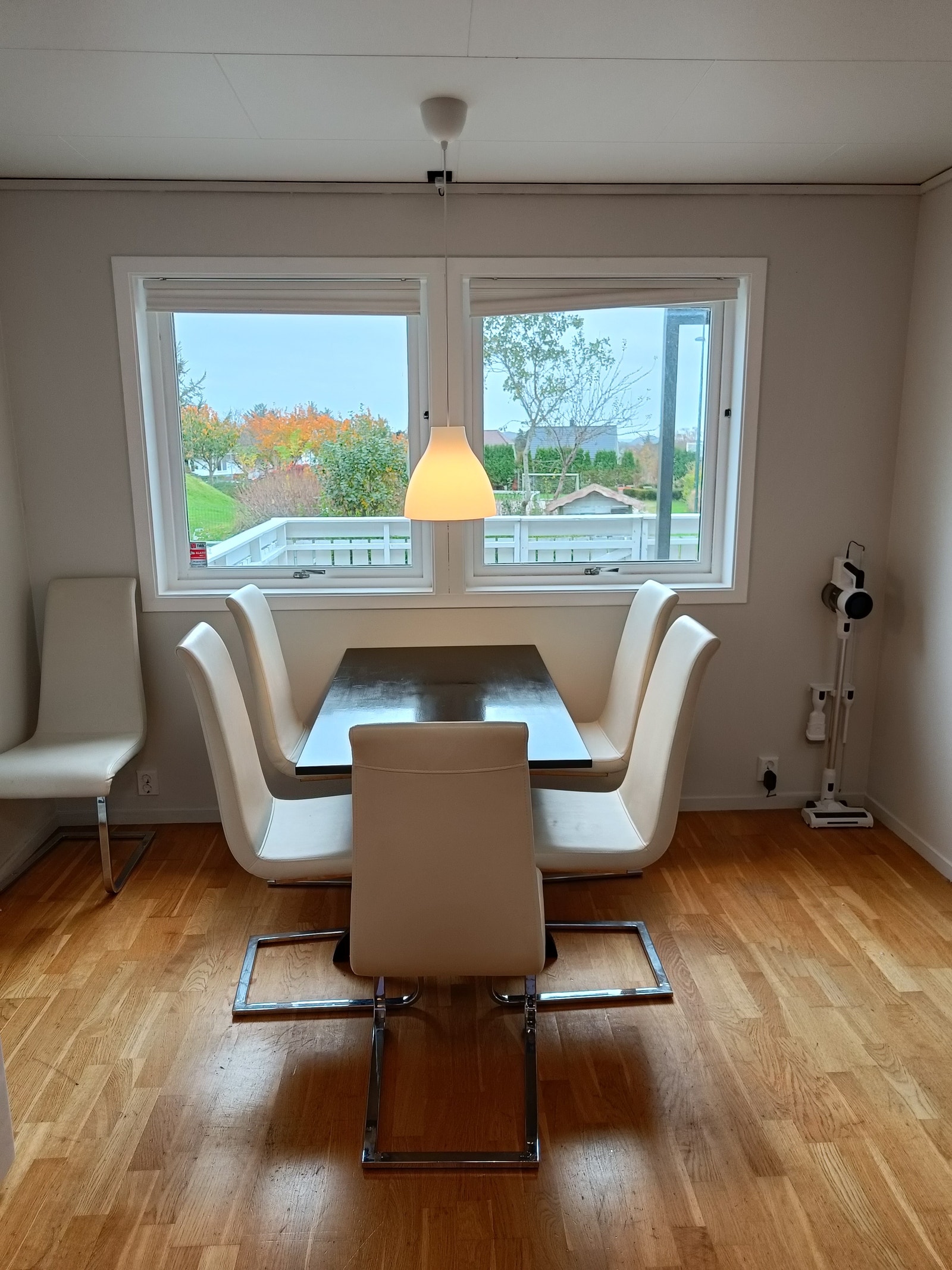 Spiseplass inne på kjøkkenet Galleribilde