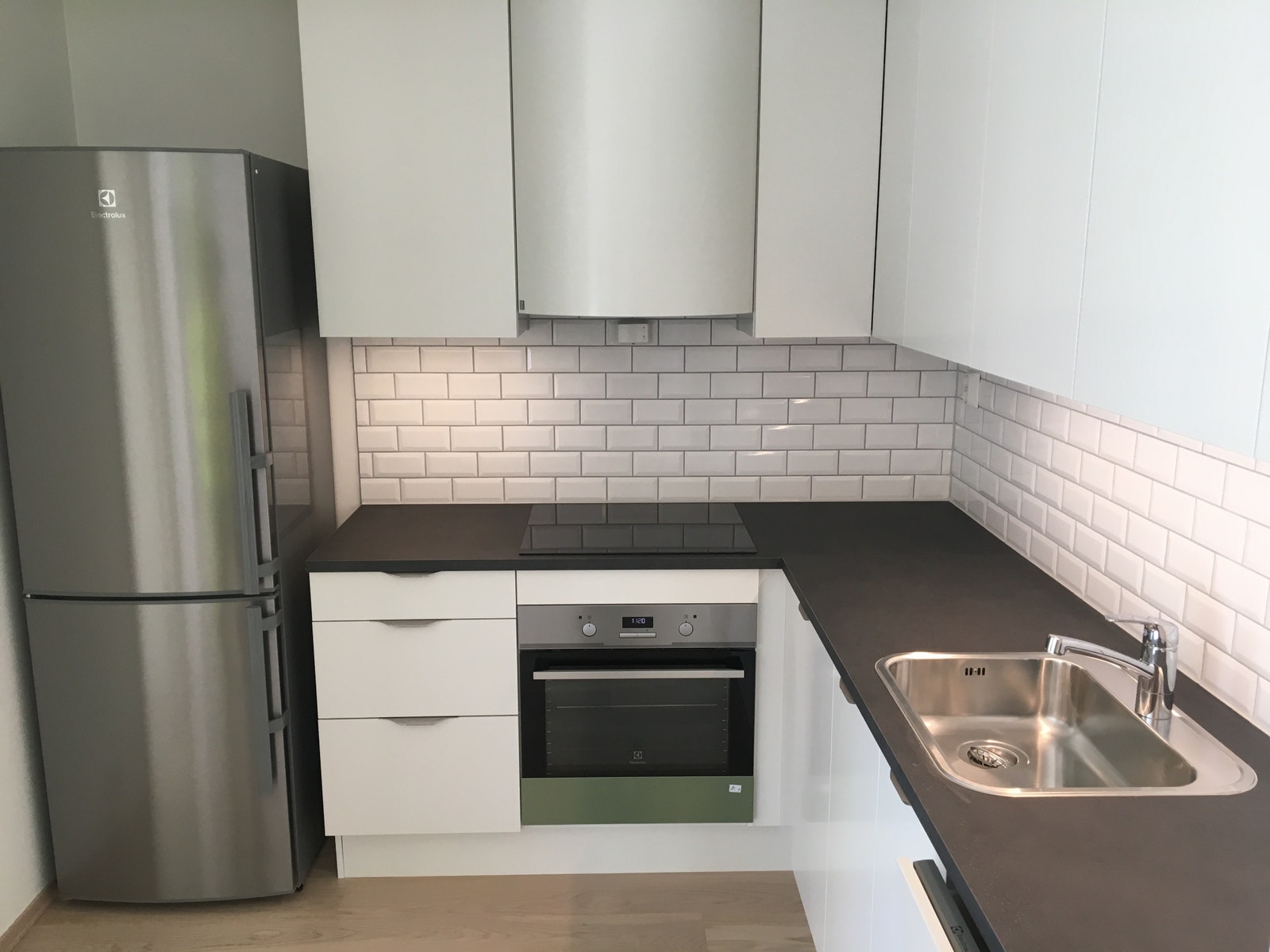 Kjøkken, med kjøl/frys, stekeoven, platetopp, micro og oppvaskmaskin. Service, bestikk, gryter og kar medfølger Galleribilde