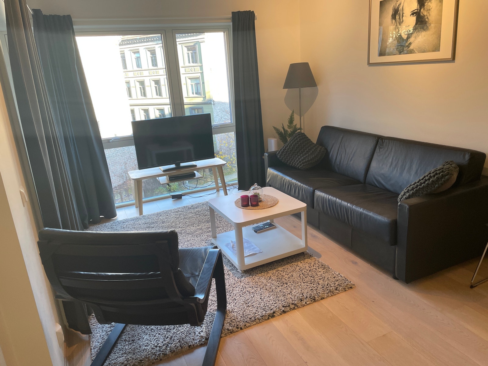 Stue med sittegruppe og tv Galleribilde