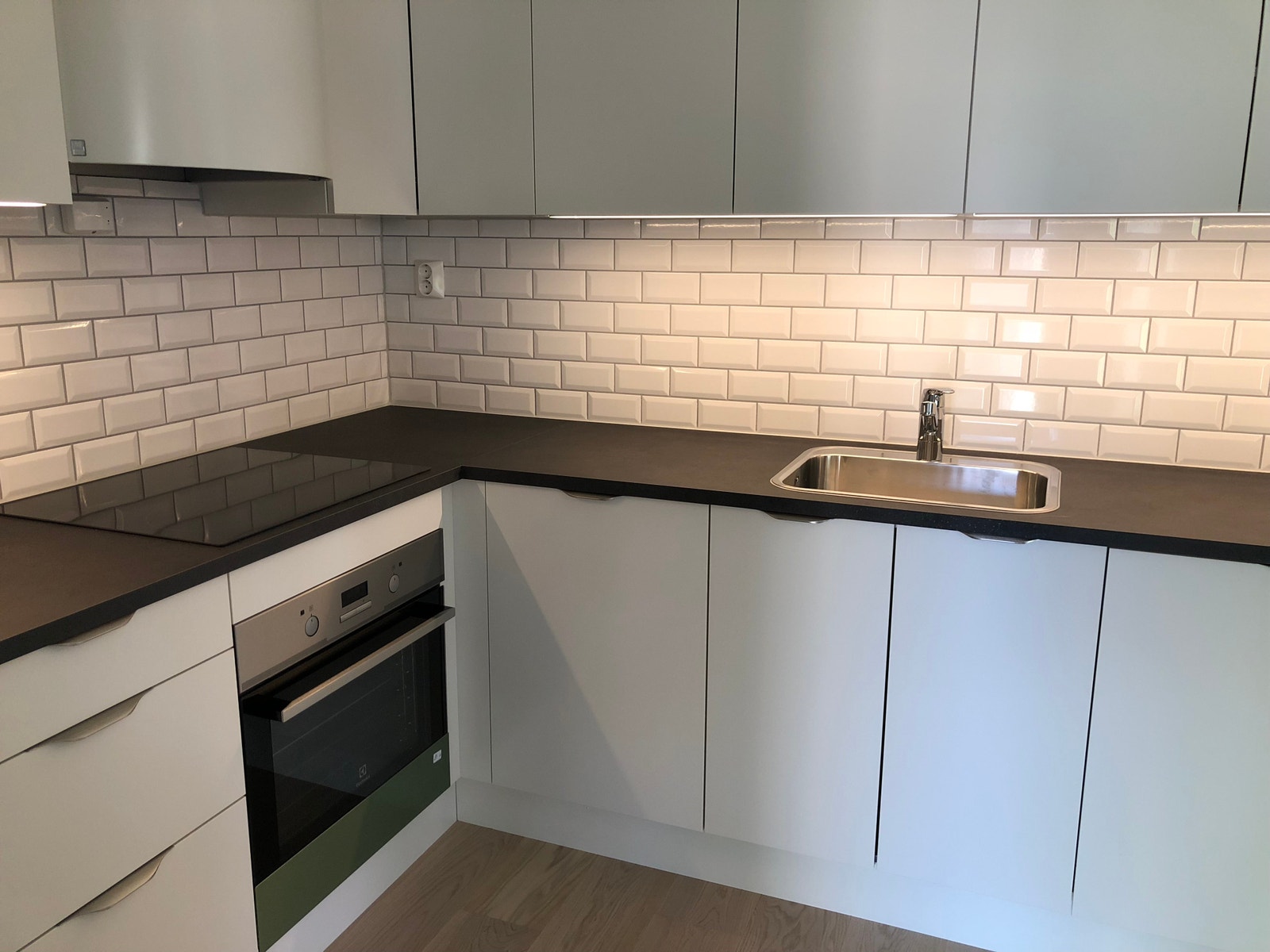 Kjøkken, med kjøl/frys, stekeoven, platetopp, micro og oppvaskmaskin. Service, bestikk, gryter og kar medfølger Galleribilde