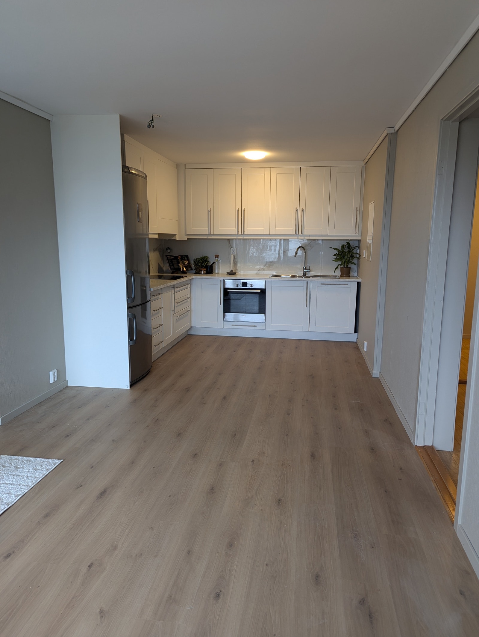 Her er det god plass til kjøkkenbord Galleribilde