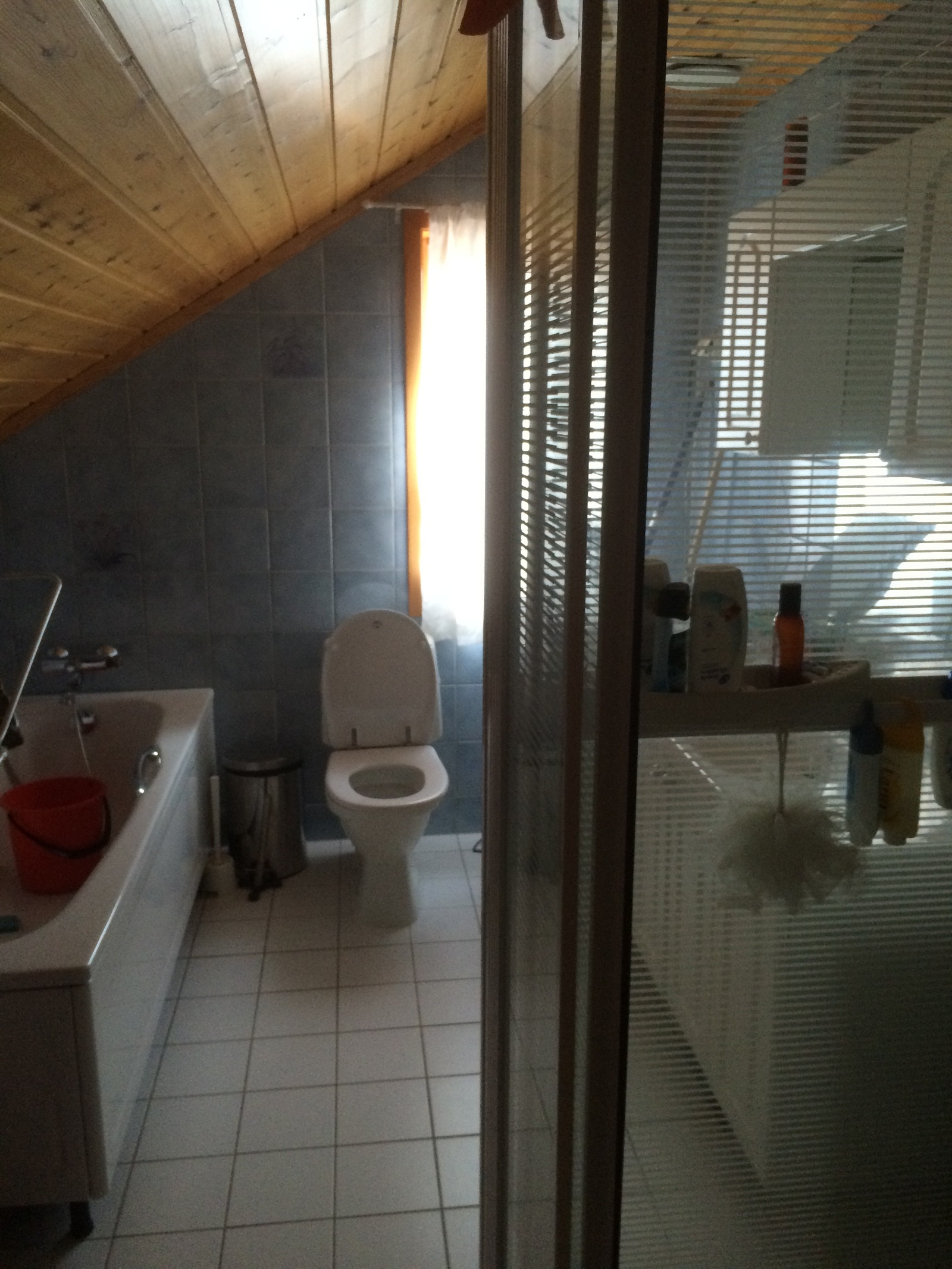 Stort flislagt bad med varmekabler, dusj og vaskemaskin, badekaret er tatt vekk Galleribilde