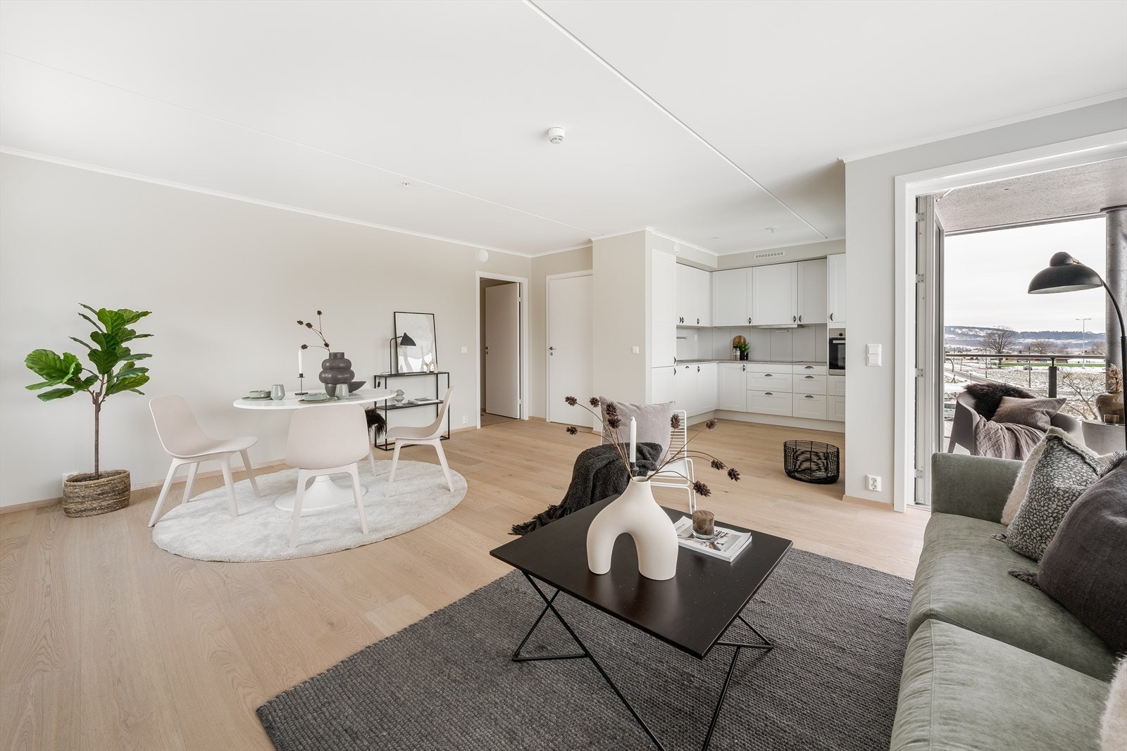 Stue med delvis åpen kjøkkenløsning - leil 301 Galleribilde