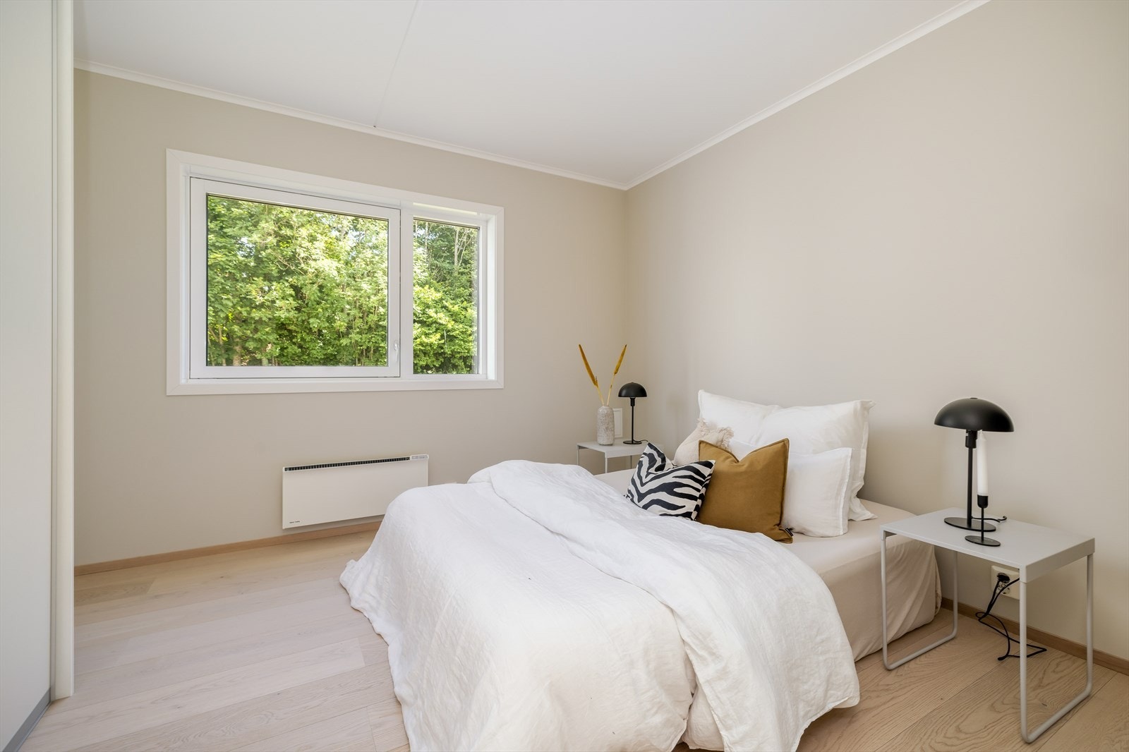 De fleste ledige leiligheten har to soverom. Hovedsoverommet har skyvedørdgarderobe Galleribilde