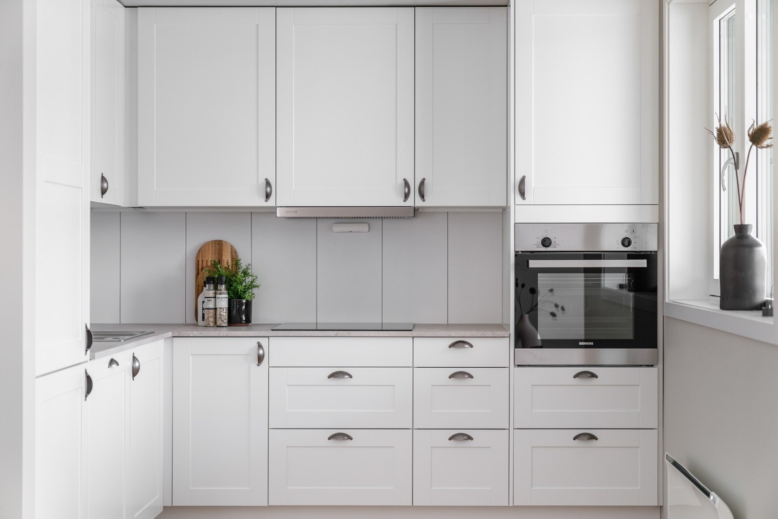 Kjøkken leil 301. Integrerte hvitevarer og flis over benk Galleribilde