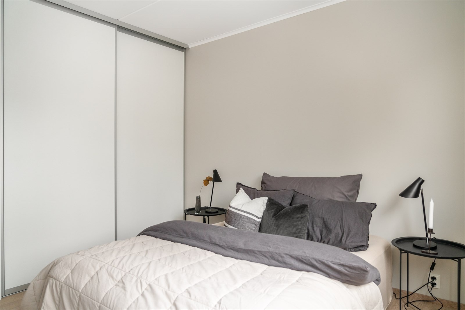 De fleste ledige leiligheten har to soverom. Hovedsoverommet har skyvedørdgarderobe Galleribilde