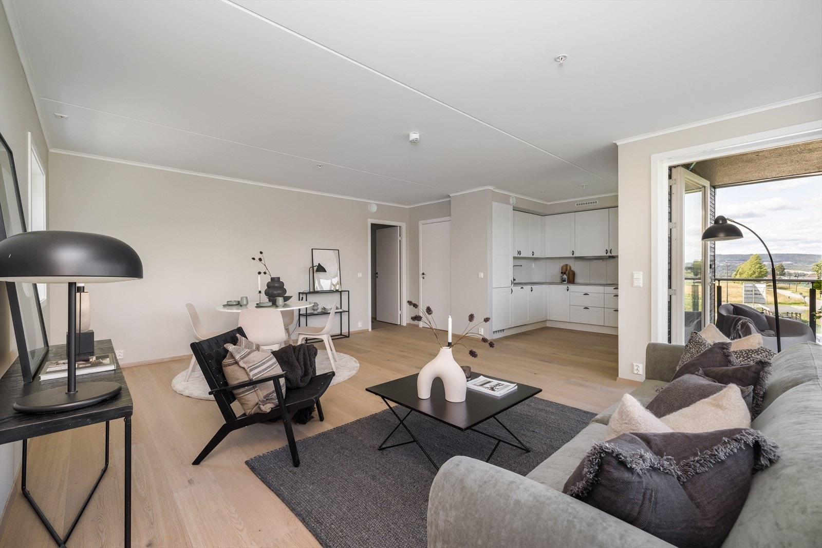 Stue med delvis åpen kjøkkenløsning - leil 301 Galleribilde