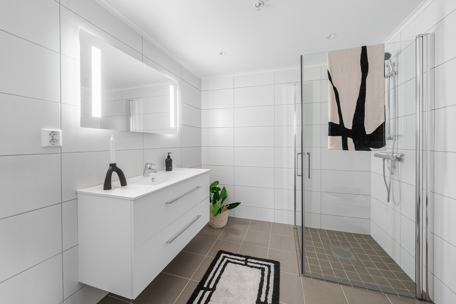 Lekre flislagte og romslige bad. Leiligheten har separat vaskerom kombinert med bod/teknisk rom Galleribilde