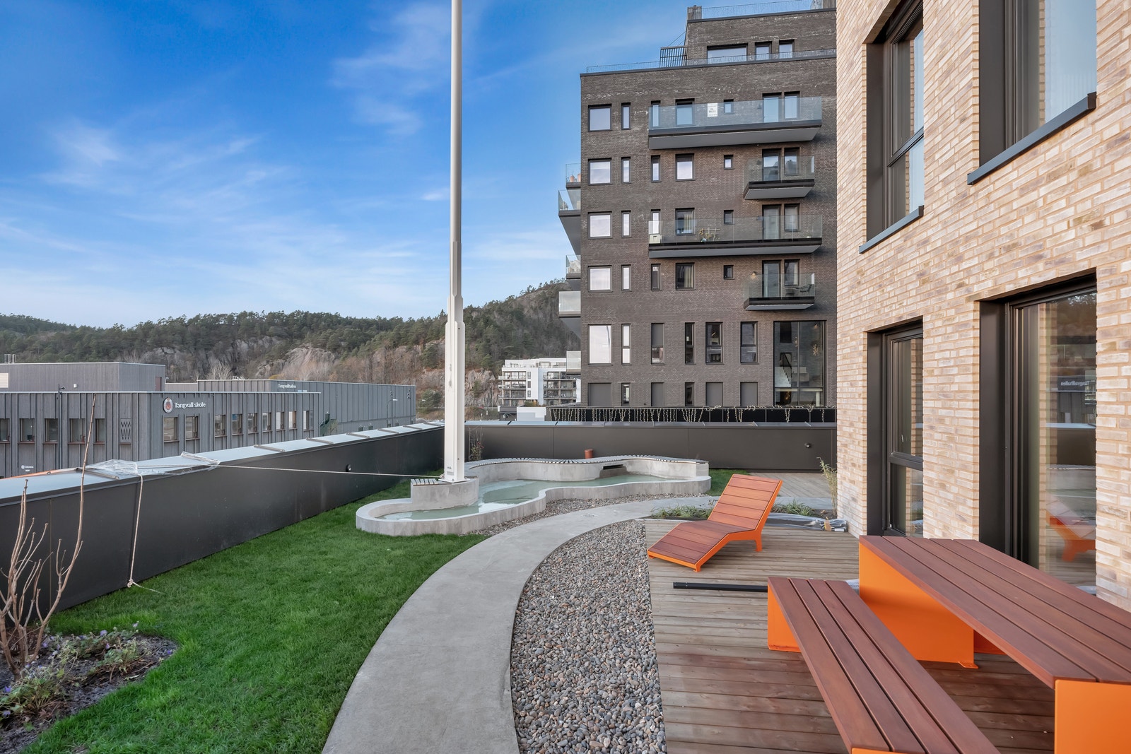 Flaggstanga er på plass Galleribilde