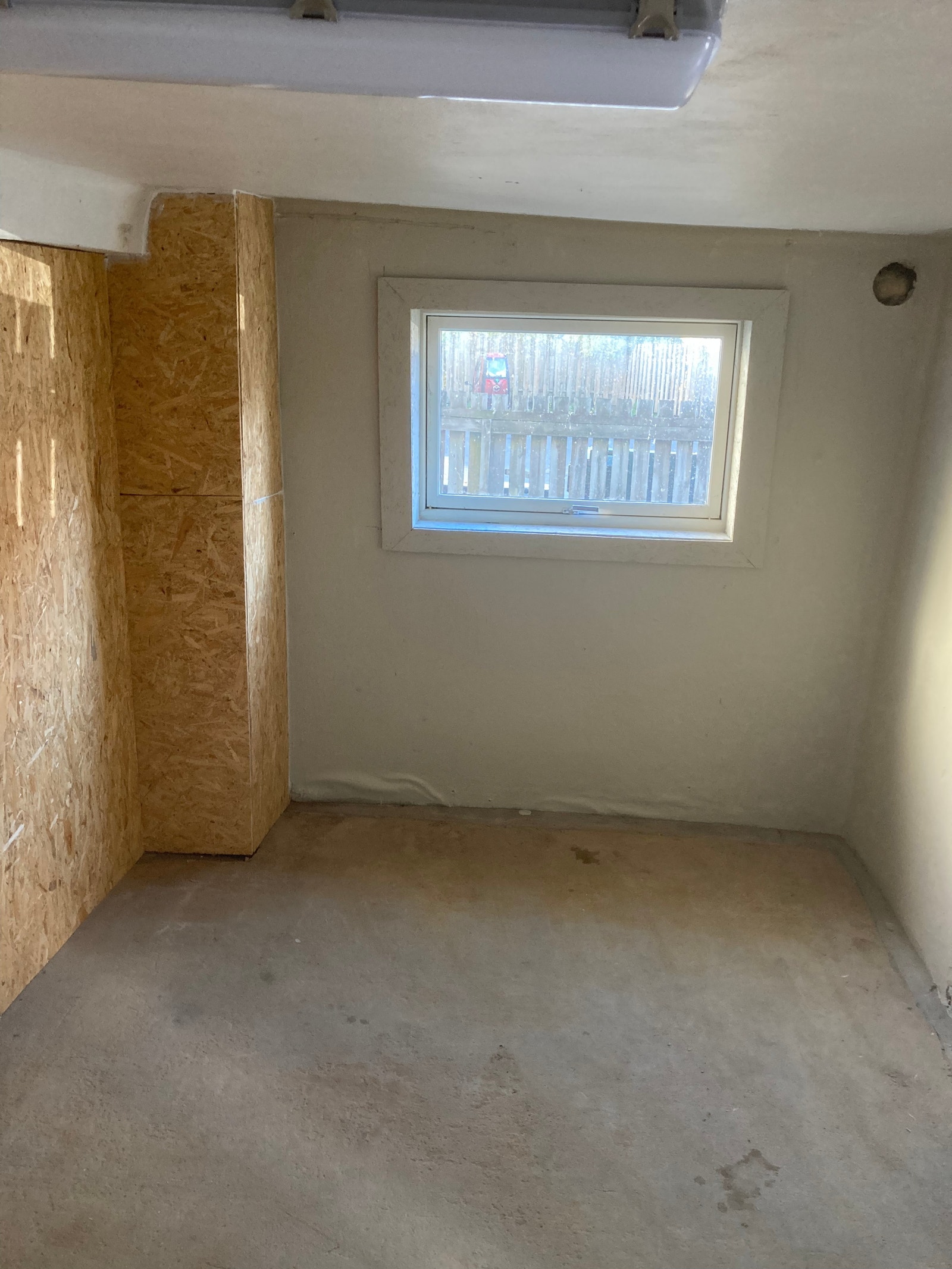 Bod 12m2 1300,-/mnd Galleribilde
