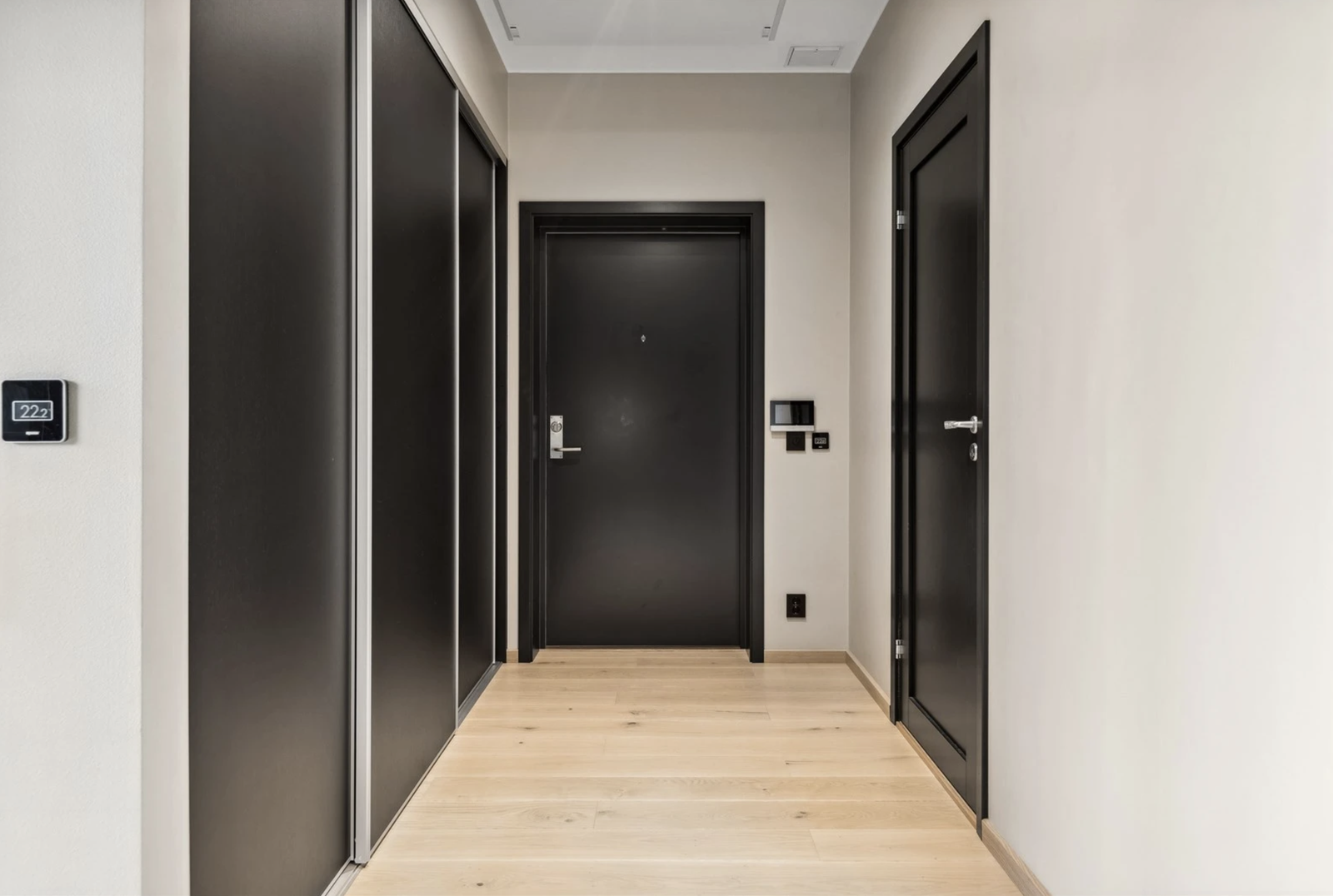 Skyvedørsgarderobe i entré og porttelefon med kamera. Galleribilde