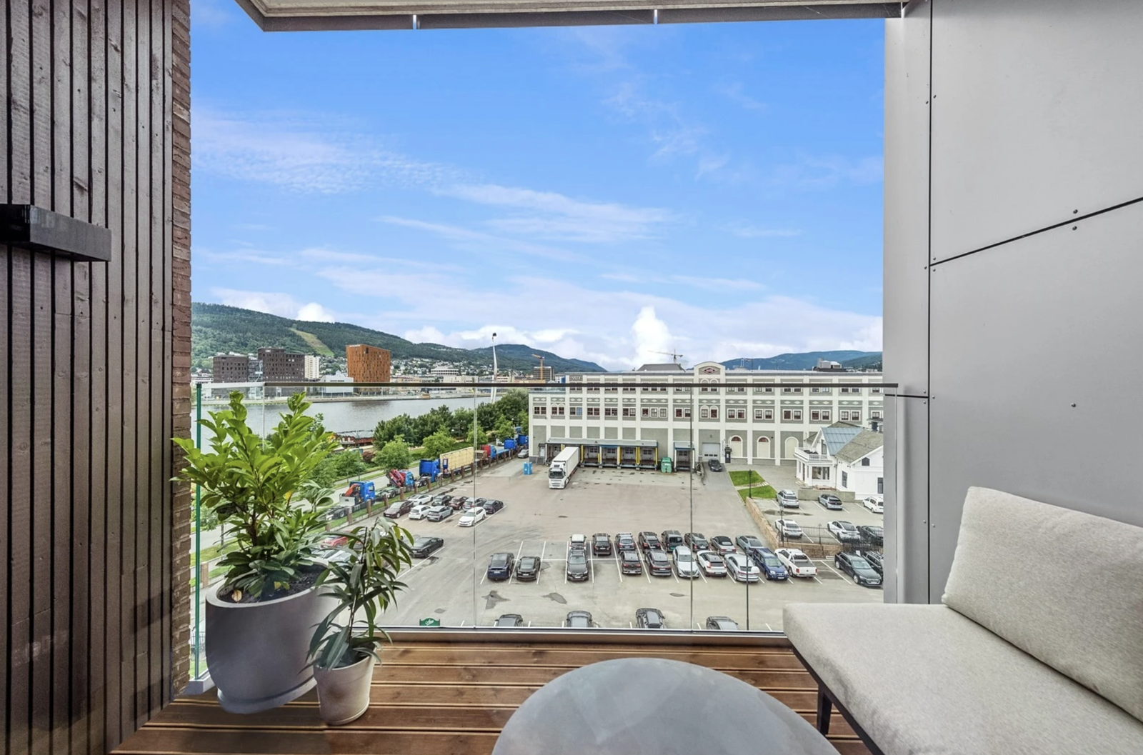 Fra balkongen har man utsikt til elva, samt ettermidags, -og kveldssol. Galleribilde