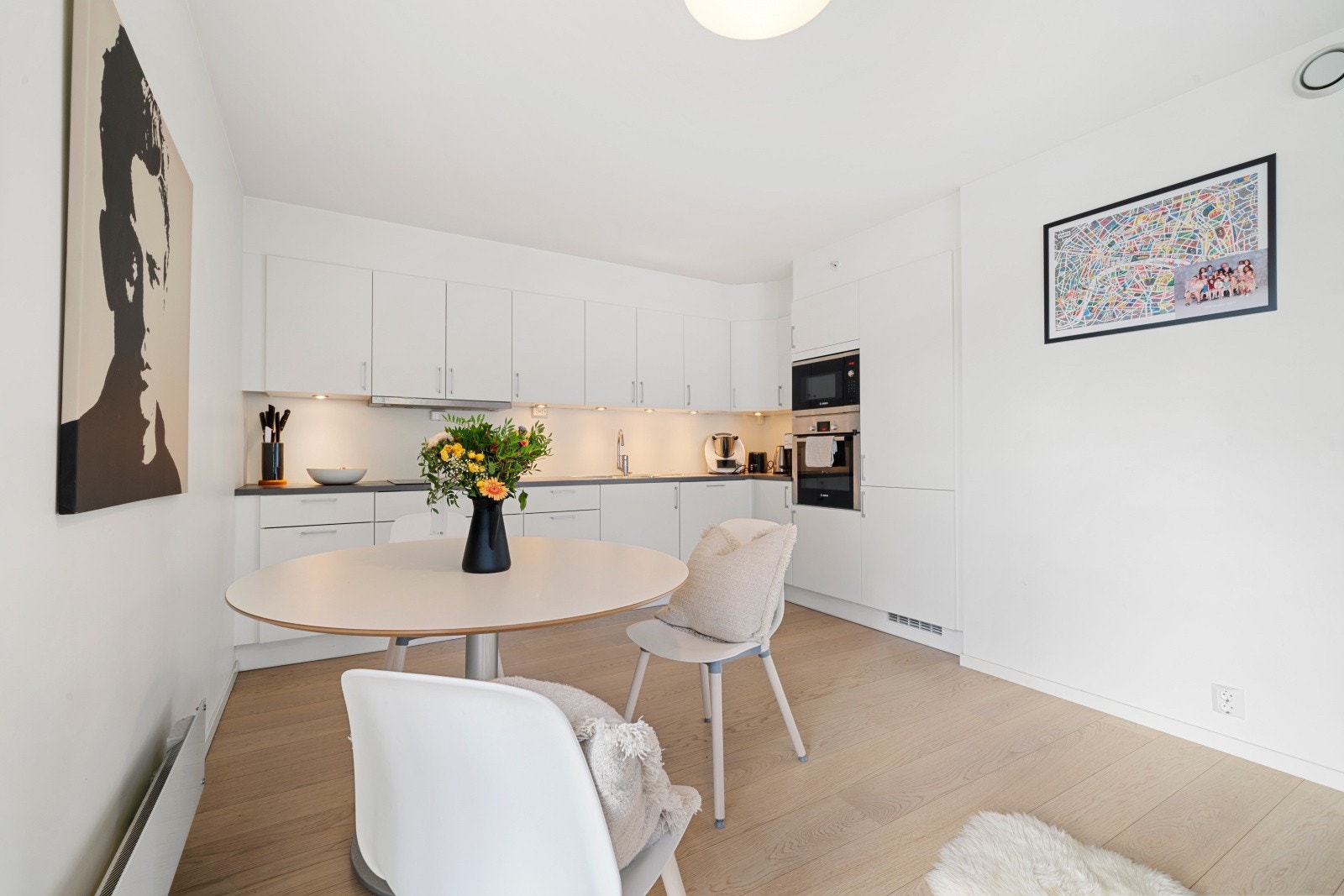 Kjøkken med spiseplass Galleribilde