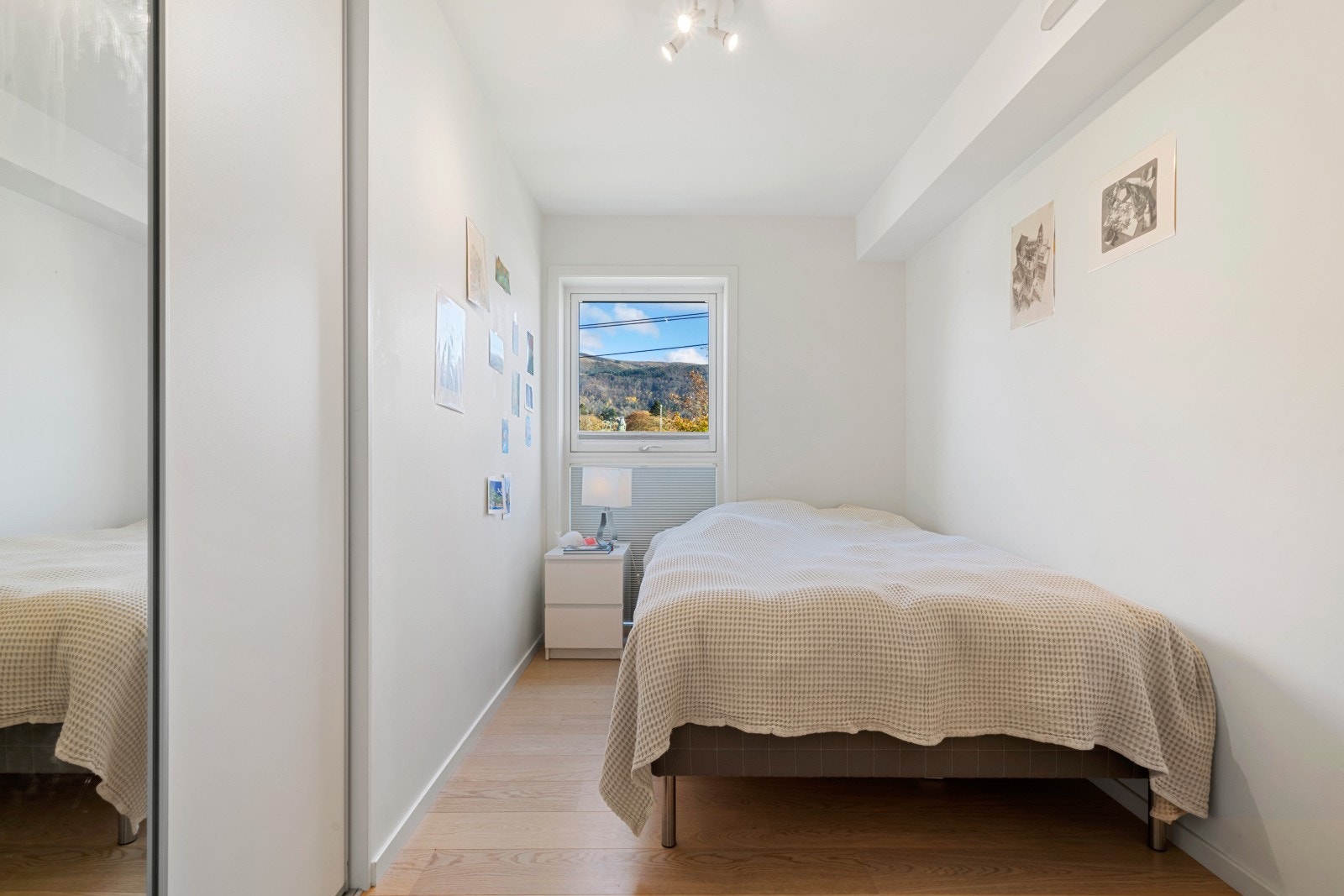 Soverom 2 med innebygget garderobe og plass til skrivepult Galleribilde