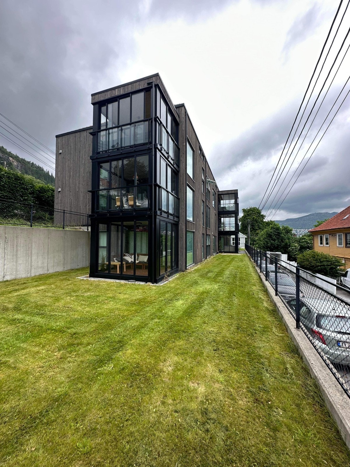 Uteplass med gressplen Galleribilde