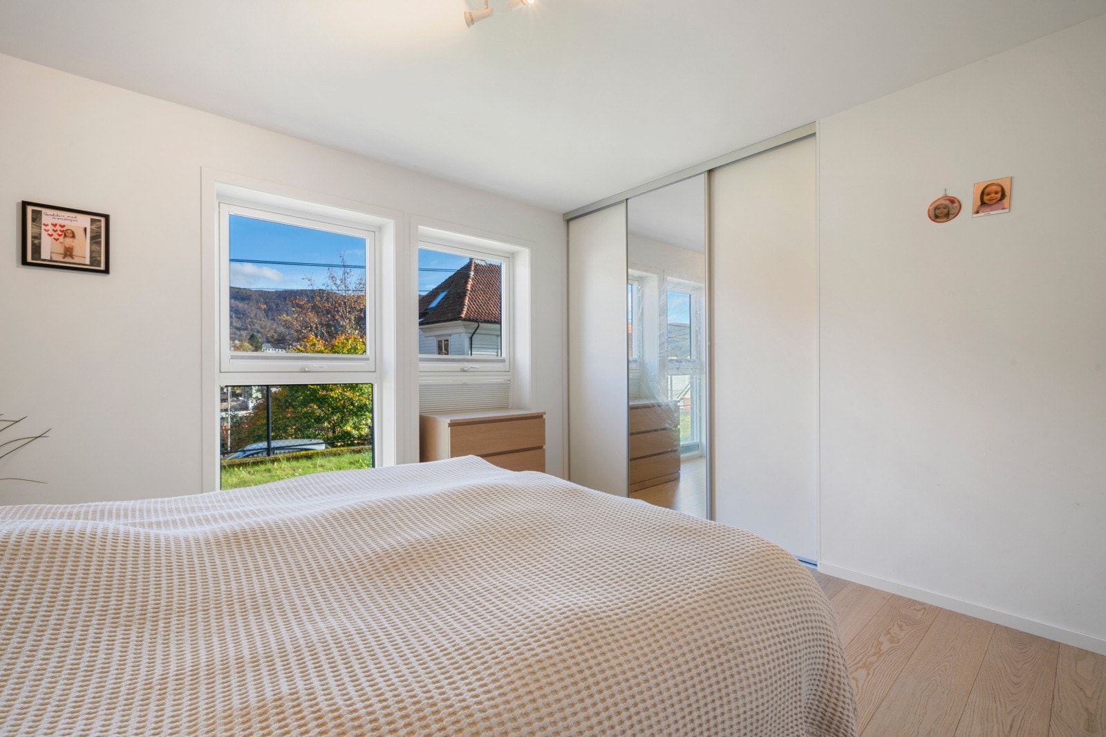 Soverom 1 med garderobeskap Galleribilde