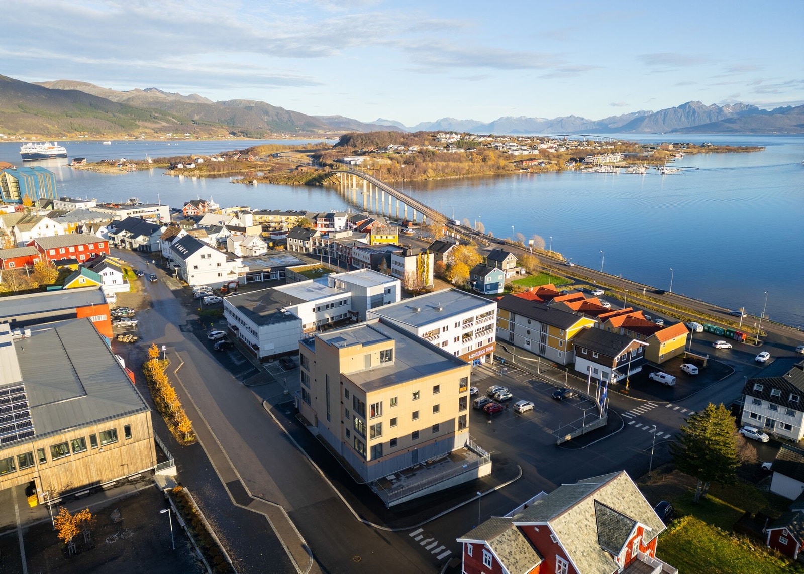 Oversiktsbilde tatt med drone. All standard belysning er LED så driftskostnadene til oppvarming og belysning er minimale. Galleribilde