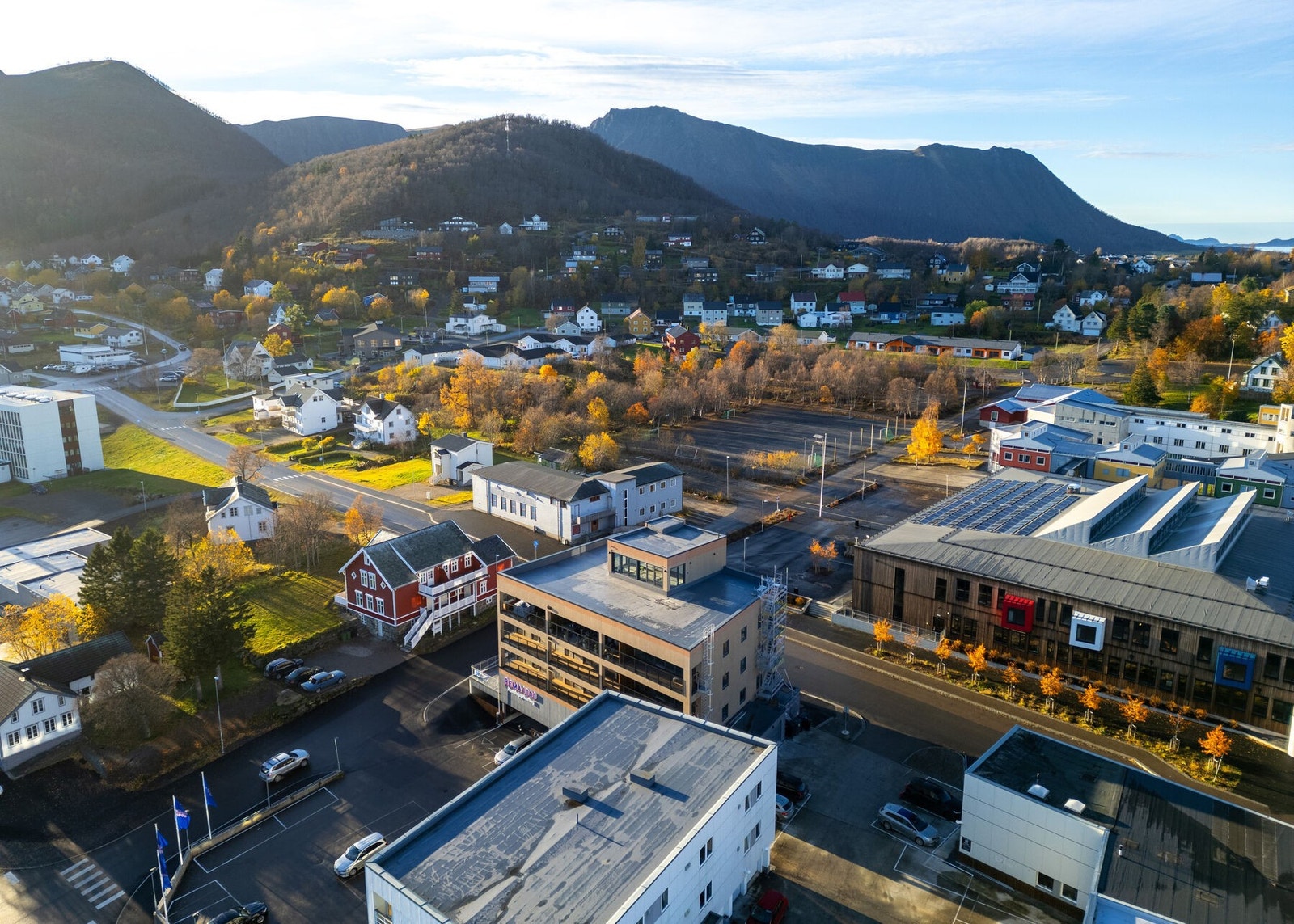 Oversiktsbilde tatt med drone. Leilighetene har separate ventilasjonsanlegg som ventilerer, gjenvinner varme og har kjøle funksjon. Galleribilde