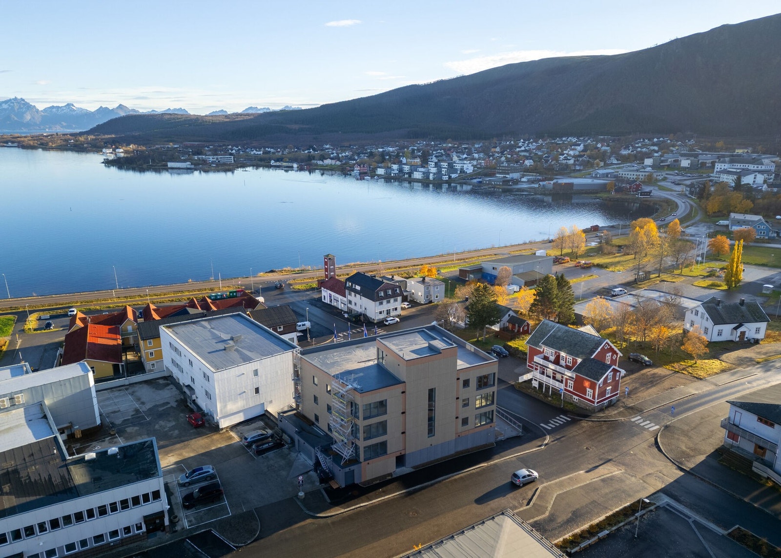 Oversiktsbilde tatt med drone. Bygget bruker jordenergi til oppvarming, og denne kommer fra 4 jordbrønner på til sammen ca, 1000 m. Energien brukes til oppvarming av vann til vannbåren varme i og til oppvarming av varmtvann til forbruksvann. Galleribilde