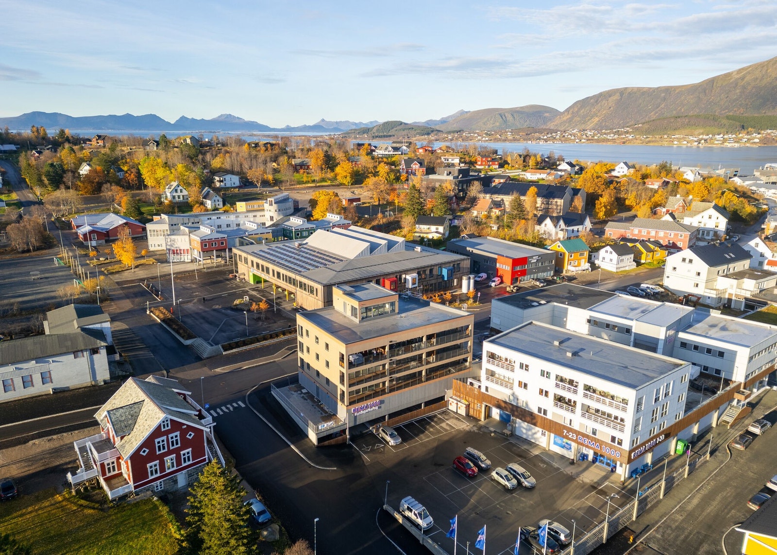 Oversiktsbilde tatt med drone. Garasjeanlegget er oppvarmet, så i «Bo i Sentrum» kan du ha snø- og isfri bil året rundt Galleribilde