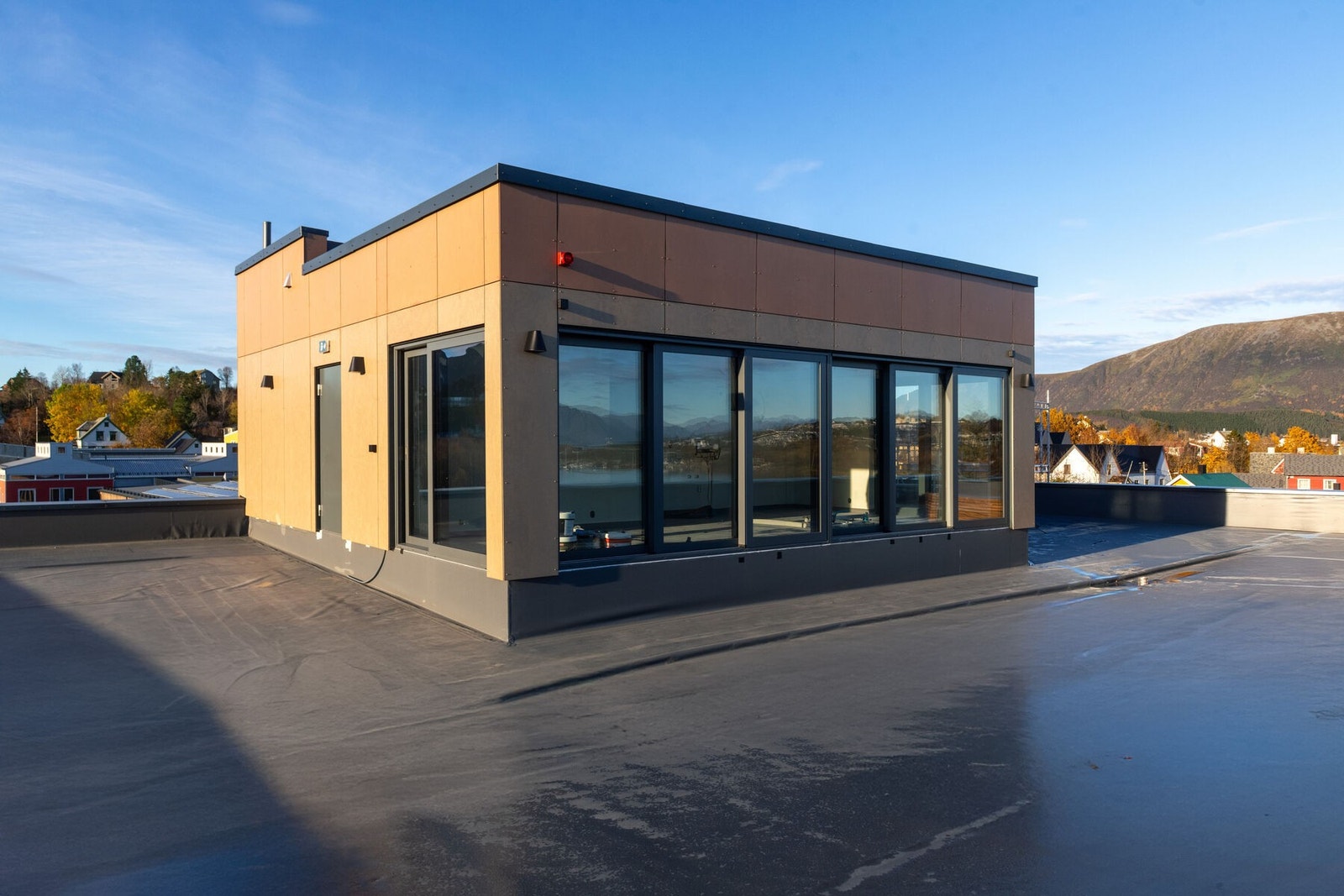 Velkommen til «toppen» på Stokmarknes. Takterrassen inneholder oppvarmet vinterhage med kjøkken hvor en kan nyte både utsikt, godt og dårlig vær hele året. Stor uteterrasse med tredekke og grøntarealer sommer vedlikeholdes av robotklipper. Galleribilde