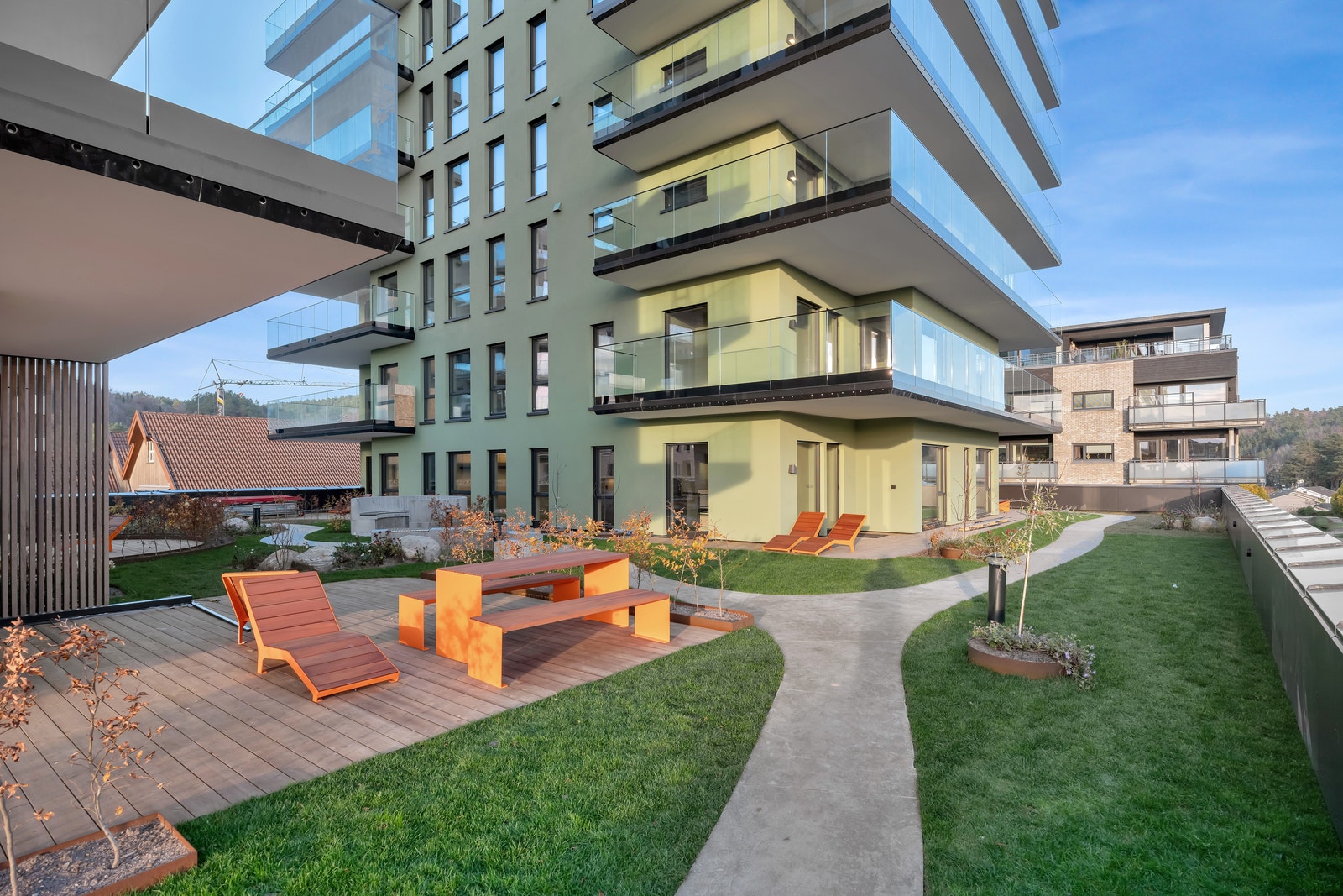 Beplantet og møblert i hagen Galleribilde