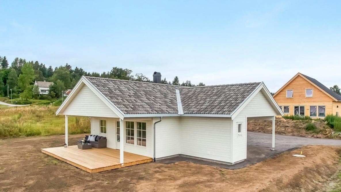 Eneboligen Praktisk har alt på en flate, overbygget terrasse og carport med integrert bod. Bilde fra tilsvarende prosjekt, avvik vil forekomme.