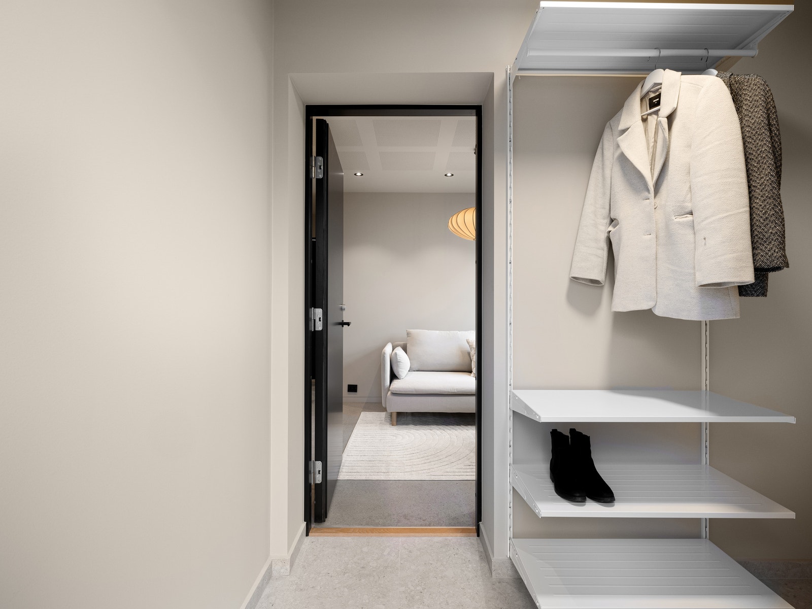 Inngangsparti er innredet som gang og bod. Galleribilde